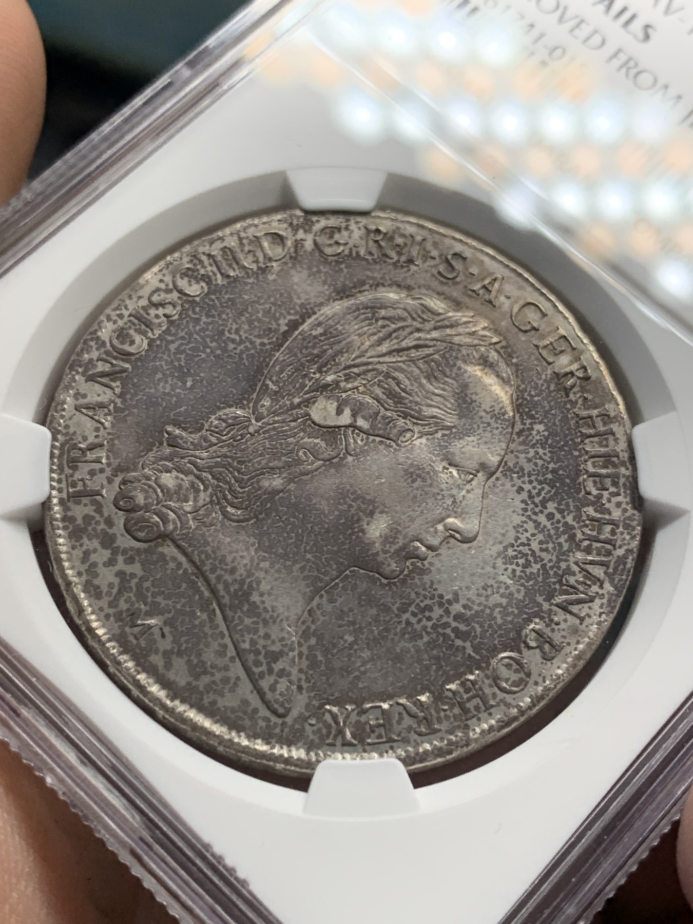 欢迎参加《竞宝斋》为国而庆 老张自藏专场 ，定制纪念章相赠 NGC XF 神圣罗马帝国 1793 弗朗茨二世 1泰勒 大银币 双面深打 人像几乎磨损 背面极少减重痕 这样的XF 真是无语了，米兰厂造 不是属于意大利，标签错误