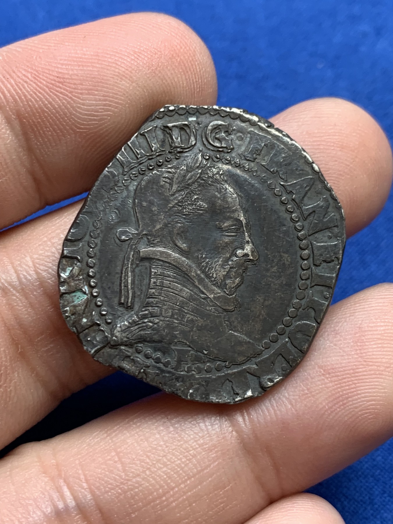 欢迎参加《竞宝斋》为国而庆 老张自藏专场 ，定制纪念章相赠 法国 1585年 亨利三世 1法郎银币（半元型） 14.15克 稀见品质 打制清晰 目录重量为14.188克 几乎无磨损