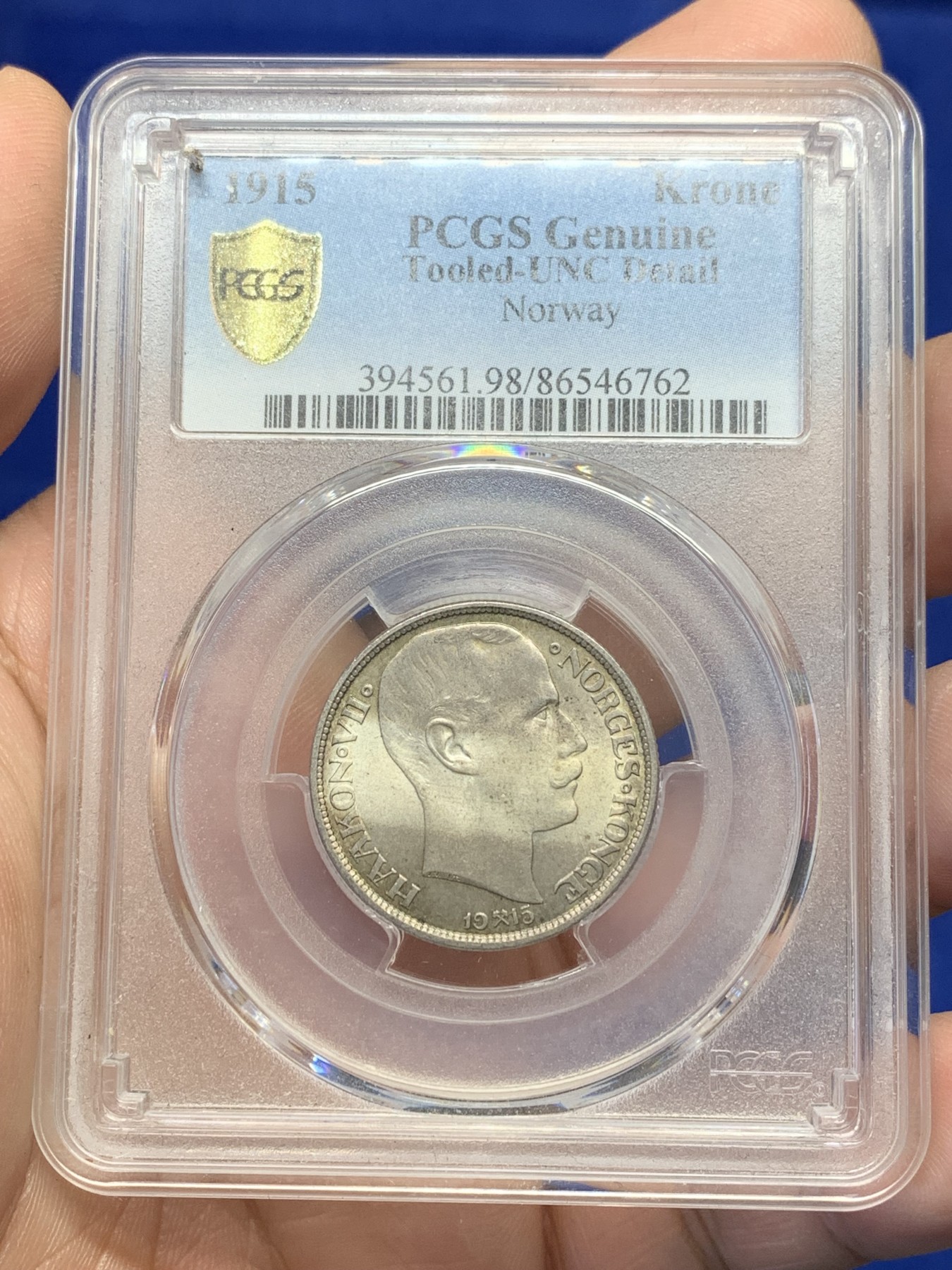 欢迎参加《竞宝斋》为国而庆 老张自藏专场 ，定制纪念章相赠 PCGS UNC 挪威 1915年 1克朗银币 双面五彩 低地国家 高价品种 XF裸币成交170美元 好多年了懒得重评