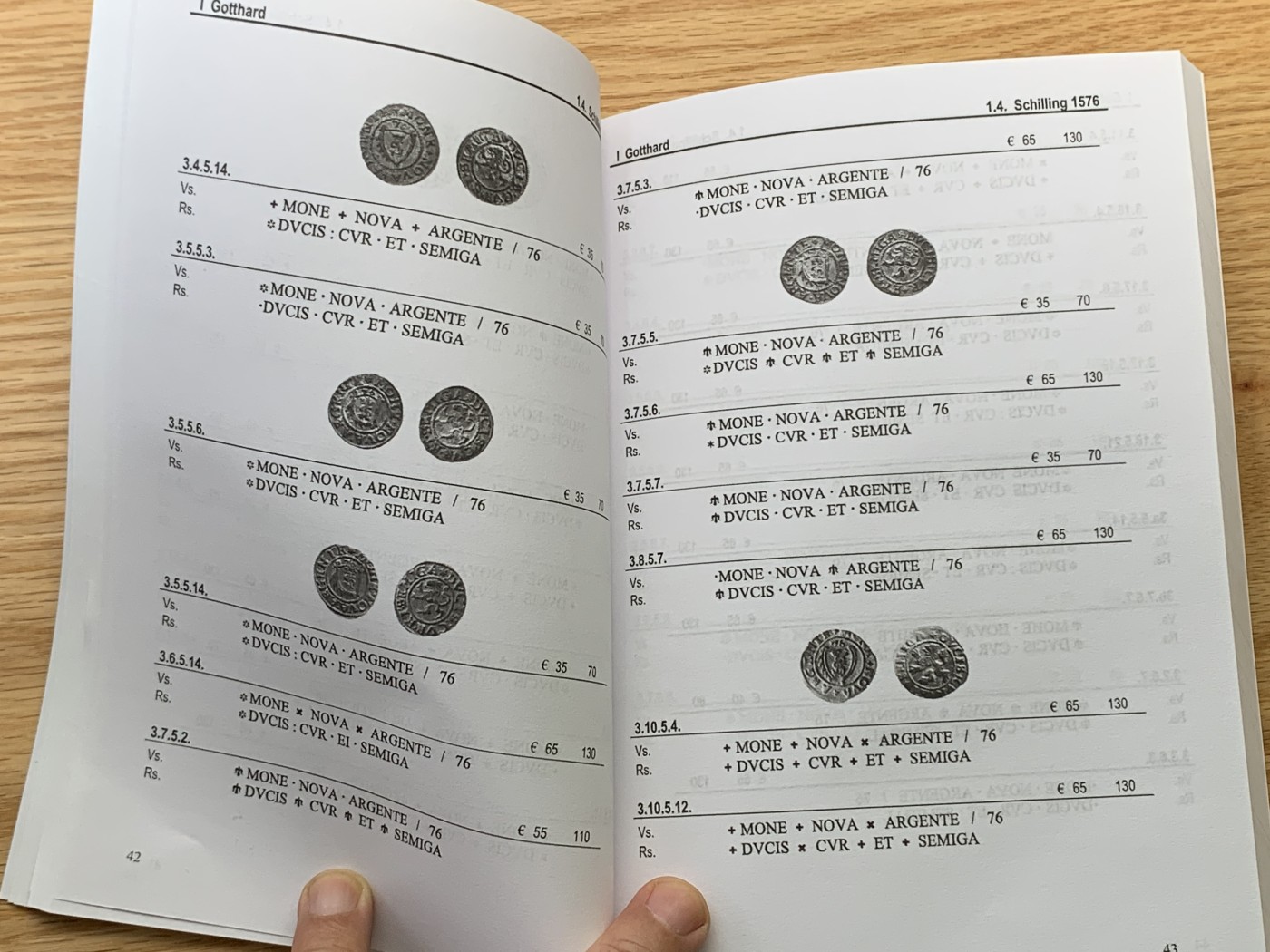欢迎参加《竞宝斋》为国而庆 老张自藏专场 ，定制纪念章相赠 非原版 库兰公国钱币目录 222页0.35公斤 多本随机发