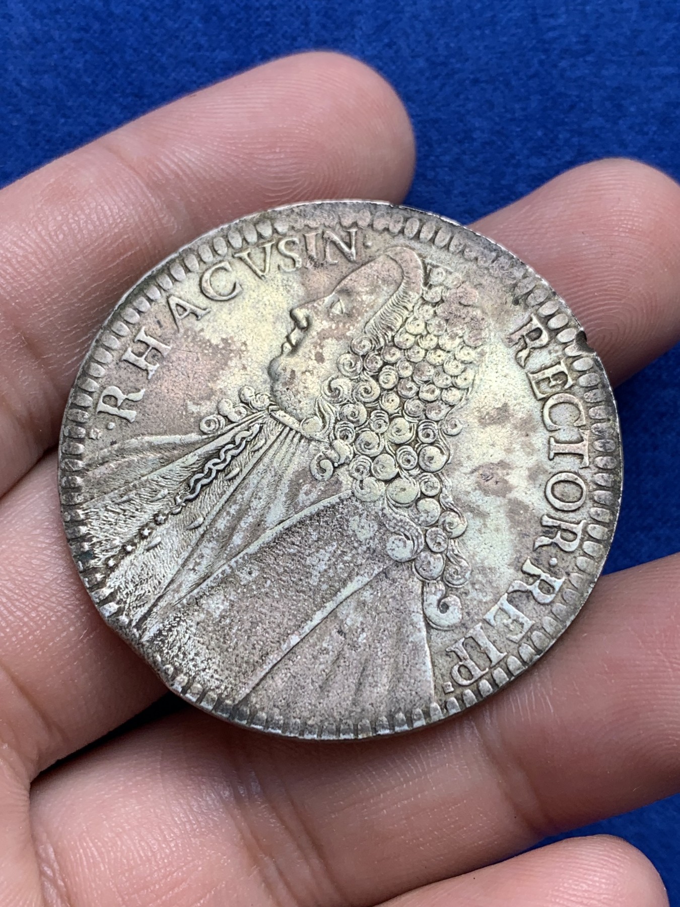 欢迎参加《竞宝斋》为国而庆 老张自藏专场 ，定制纪念章相赠 1766年拉古萨大银币 打制非常清晰 头发全身打 背面少量减重痕迹 边缘打磨可惜了