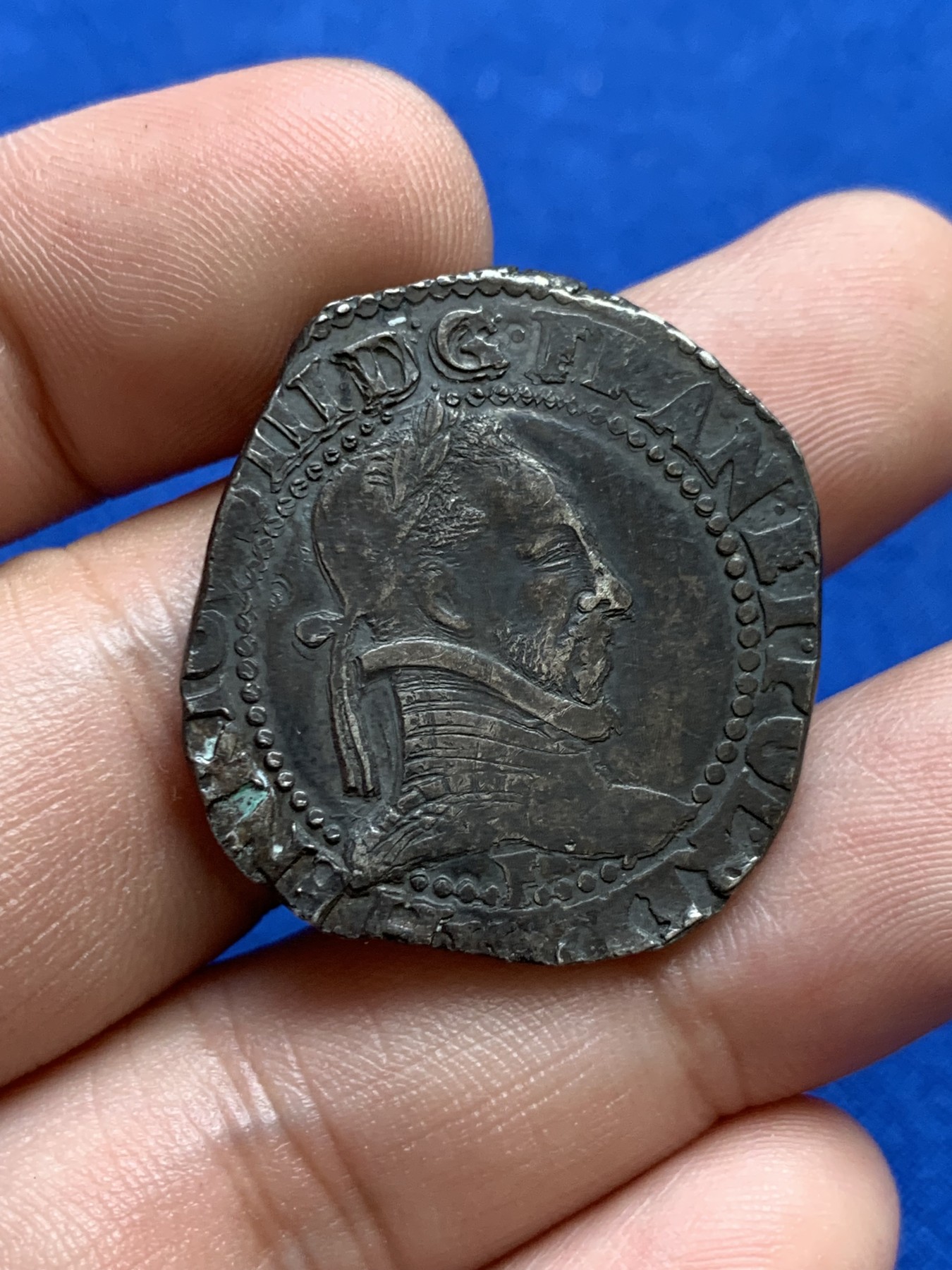 欢迎参加《竞宝斋》为国而庆 老张自藏专场 ，定制纪念章相赠 法国 1585年 亨利三世 1法郎银币（半元型） 14.15克 稀见品质 打制清晰 目录重量为14.188克 几乎无磨损