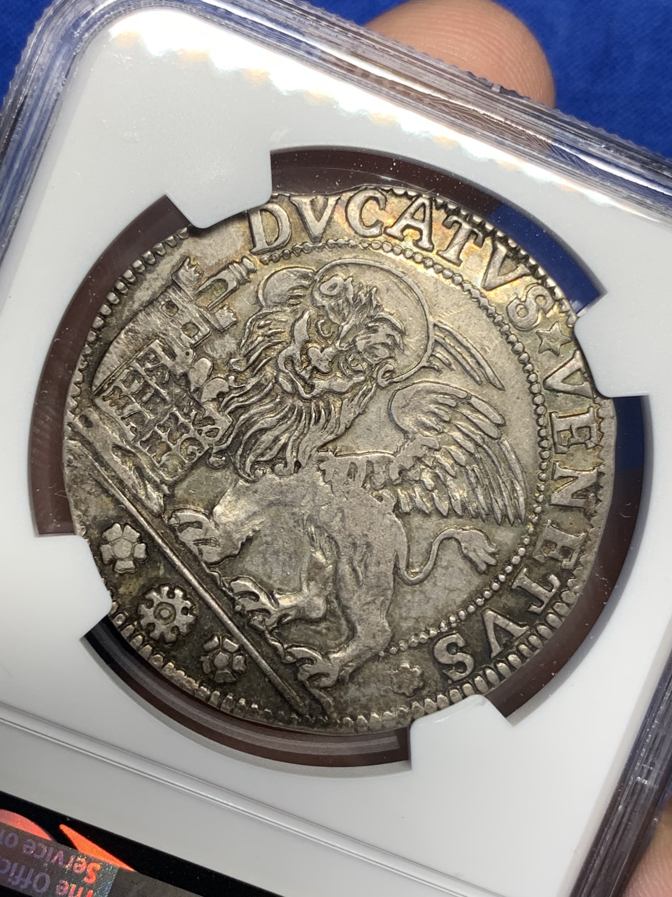 欢迎参加《竞宝斋》为国而庆 老张自藏专场 ，定制纪念章相赠 NGC AU 意大利 威尼斯 1774-1775年 飞狮大银币 稀少品种 包浆底光都非常好