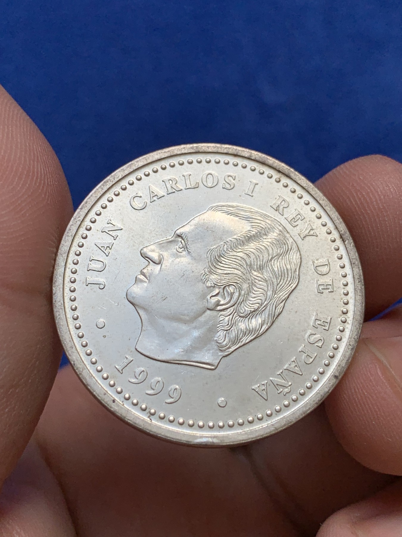 欢迎参加《竞宝斋》为国而庆 老张自藏专场 ，定制纪念章相赠 西班牙 1999年 圣雅各 2000比塞塔银币 18克 925银