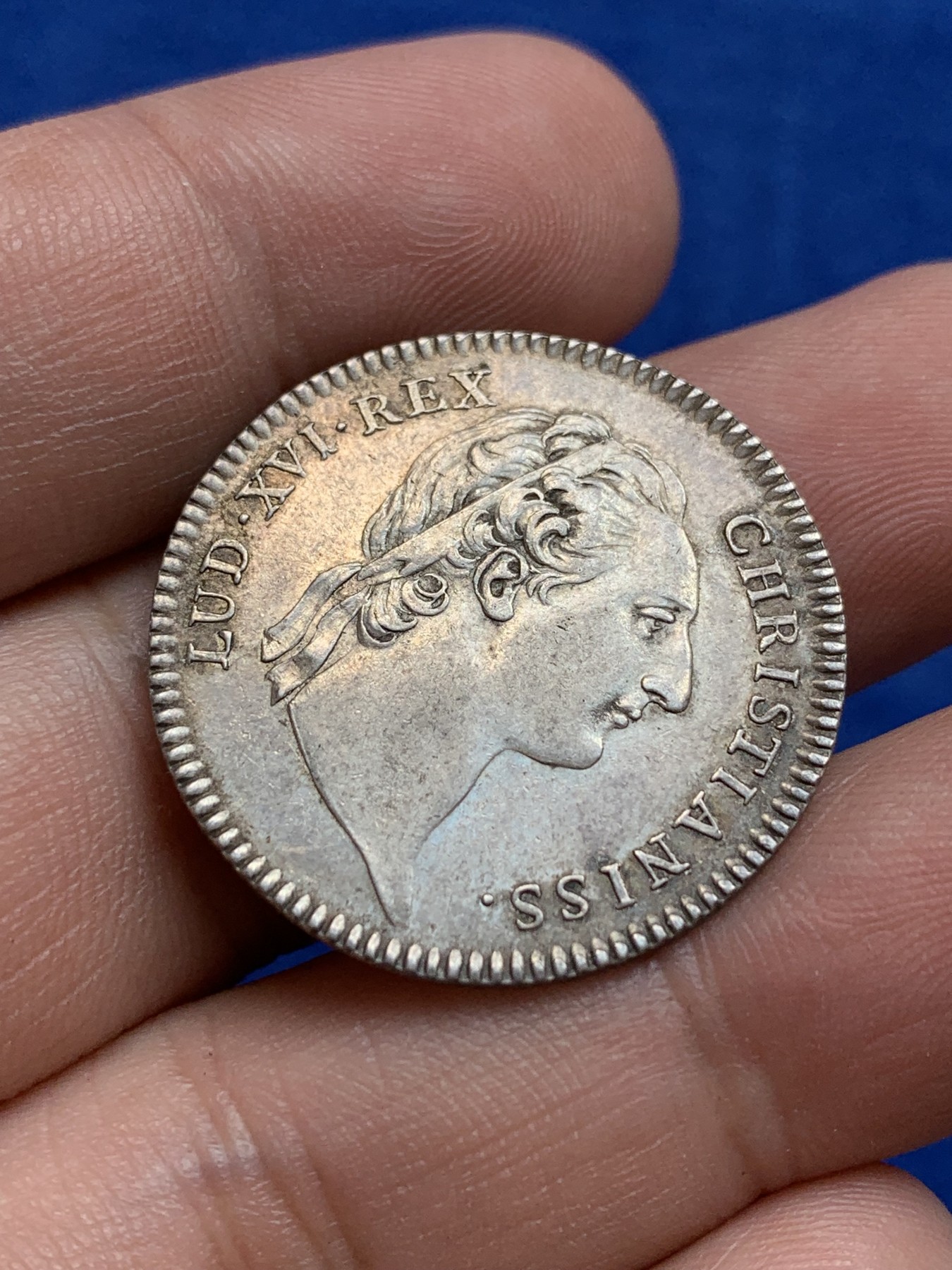 欢迎参加《竞宝斋》为国而庆 老张自藏专场 ，定制纪念章相赠 法国1774年路易十六银质代币 28.5mm 6.5克 年轻版头像