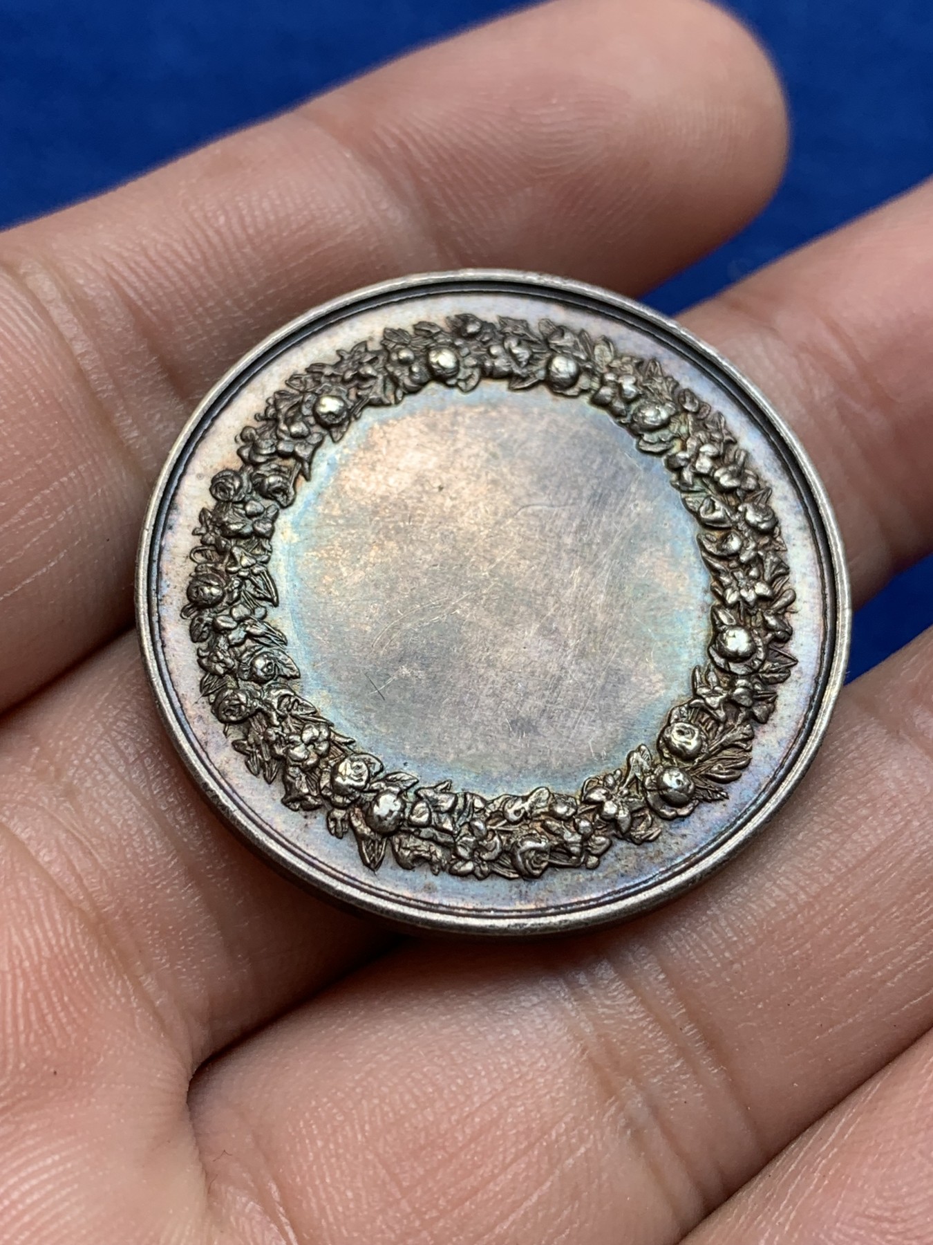 欢迎参加《竞宝斋》为国而庆 老张自藏专场 ，定制纪念章相赠 法国1860-1879银质婚章 33.5mm 15.8克 细节好 双面深黑包浆 带彩 蜜蜂边铭 银标