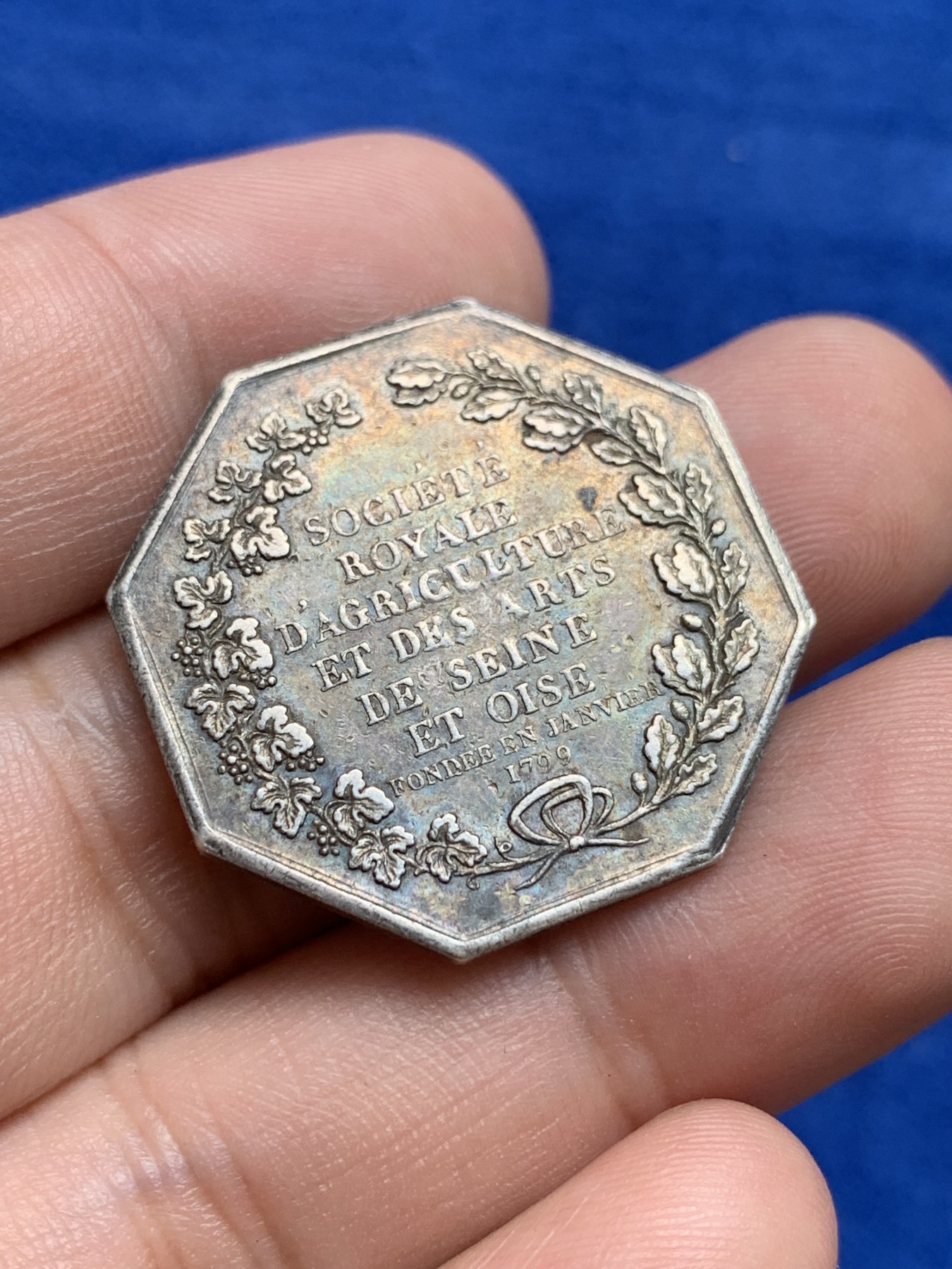 欢迎参加《竞宝斋》为国而庆 老张自藏专场 ，定制纪念章相赠 法国1845-1860农业部银质八角代币 10.7克 29mm 手指边铭 银标 早期品种