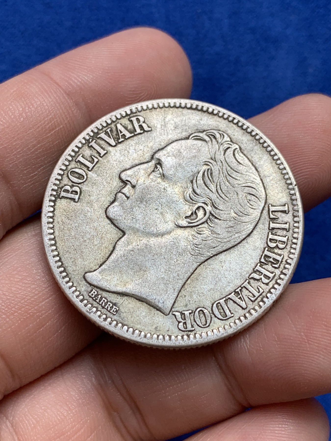 欢迎参加《竞宝斋》为国而庆 老张自藏专场 ，定制纪念章相赠 委内瑞拉1935年5玻利瓦尔大银币 900银 25克 严重低估的品种 状态非常好