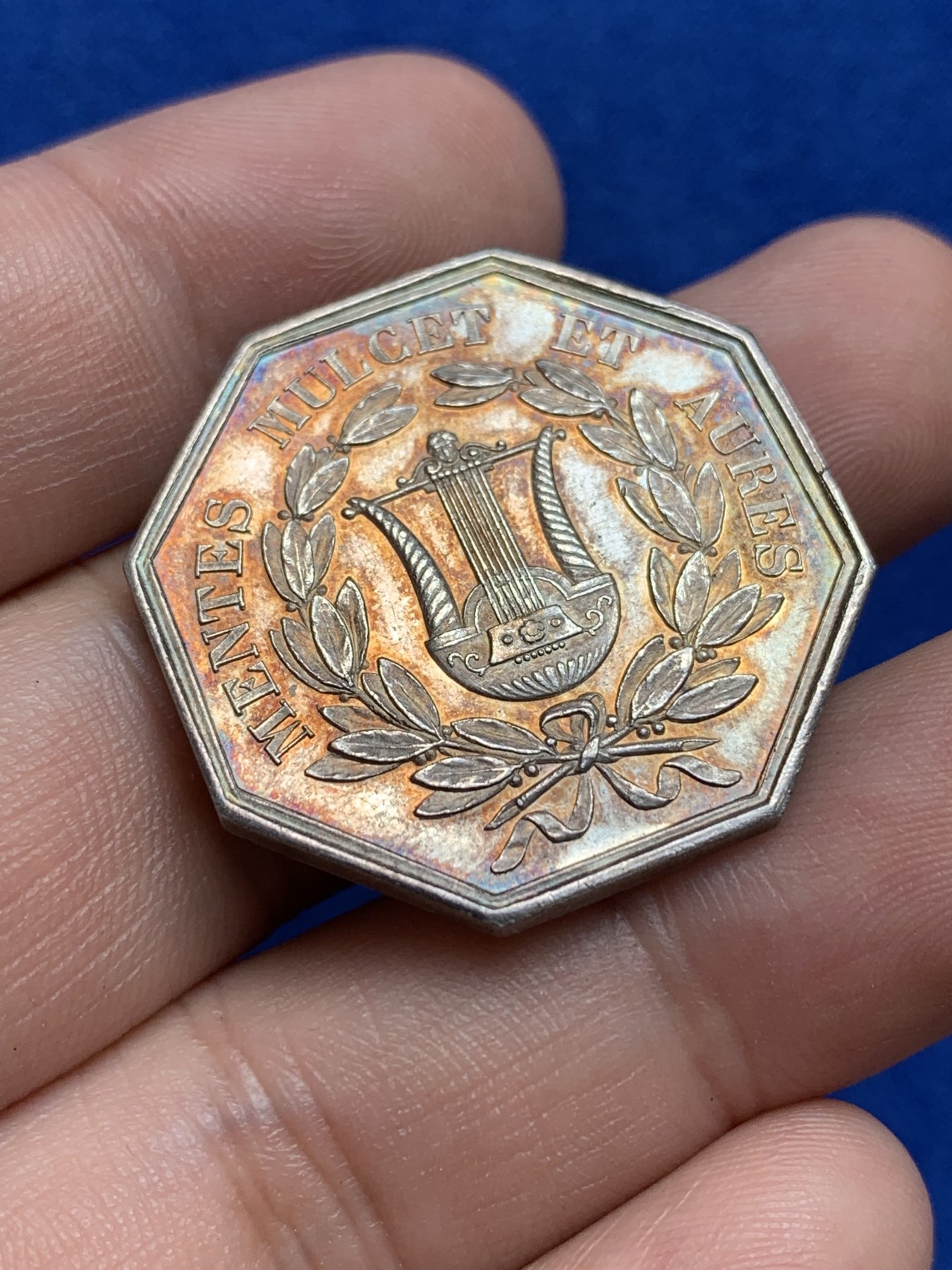 欢迎参加《竞宝斋》为国而庆 老张自藏专场 ，定制纪念章相赠 法国音乐节银质八角代币 少见品种 双面五彩包浆 底板非常好 丰饶角银标