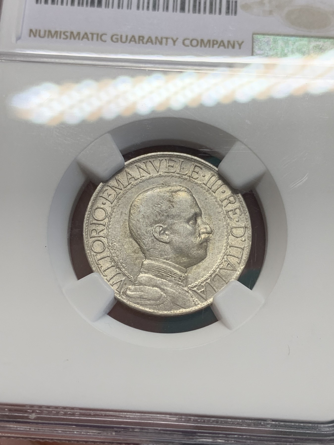 欢迎参加《竞宝斋》为国而庆 老张自藏专场 ，定制纪念章相赠 NGC XF 意大利 1913年 圈版 1里拉 马车银币 随缘