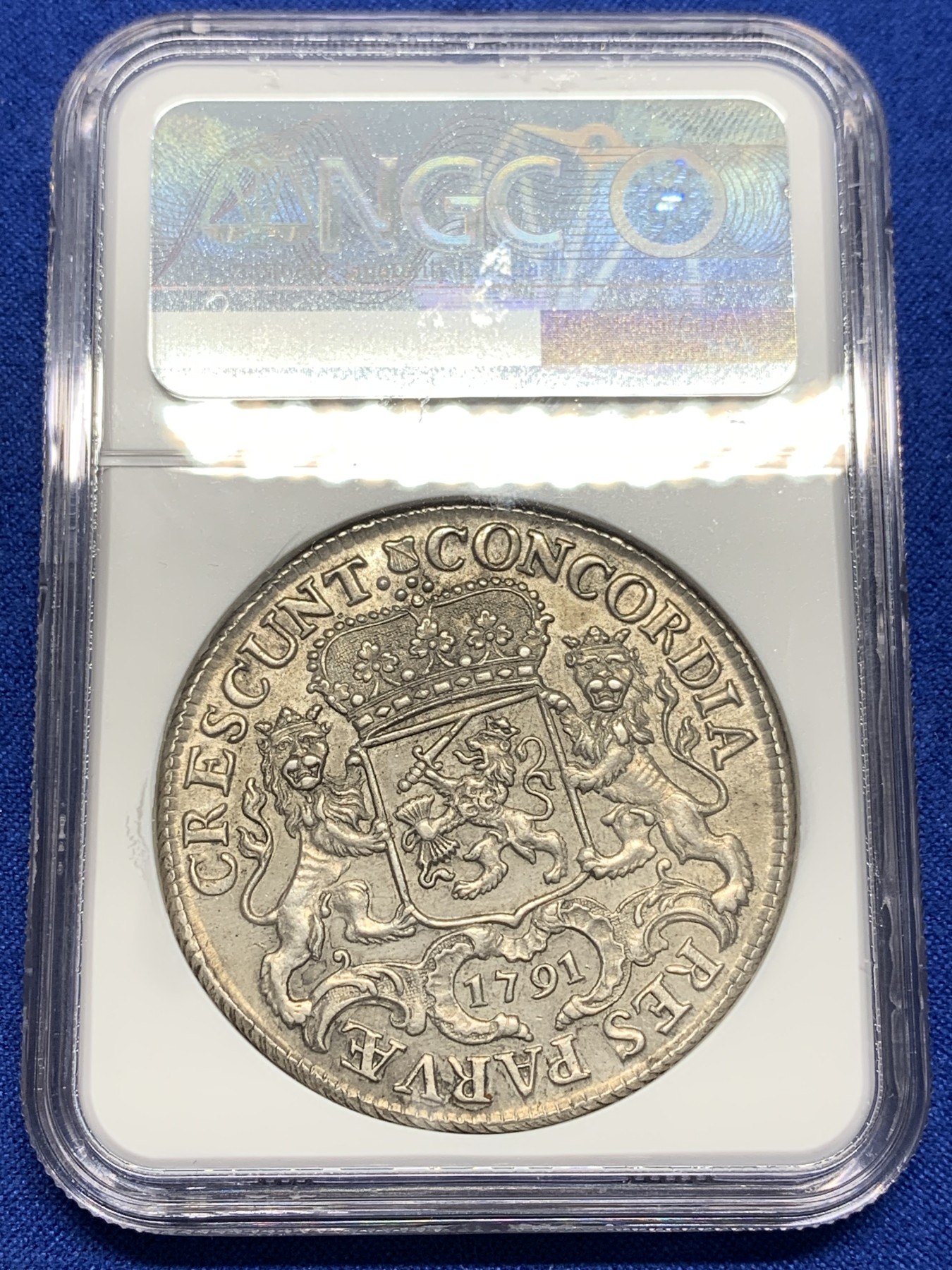 欢迎参加《竞宝斋》为国而庆 老张自藏专场 ，定制纪念章相赠 NGC AU58 荷兰 1791年 乌特勒支 骑士大马剑银币 32克多的大规格 细节极好 底光靓丽 58分中的战斗机