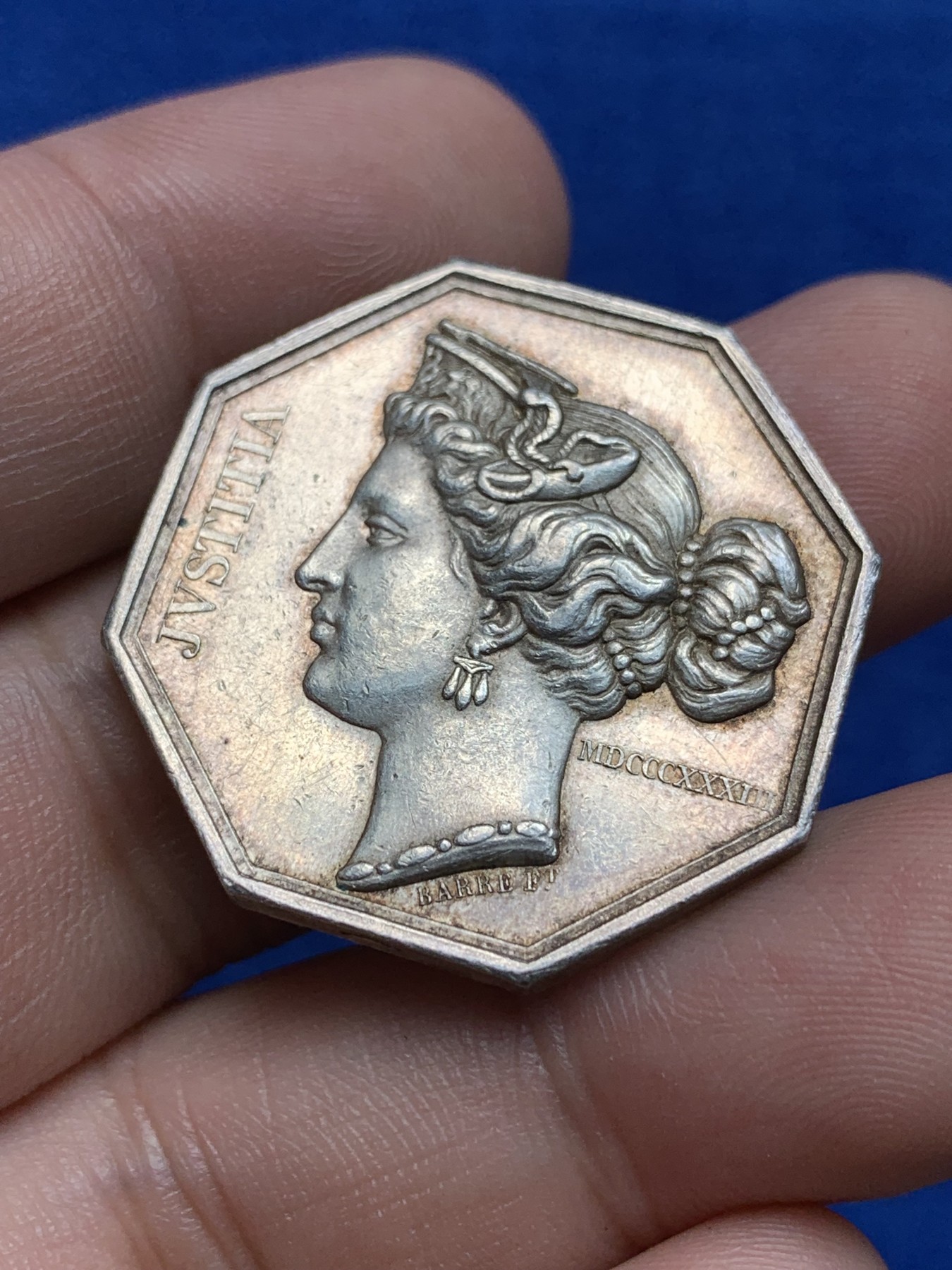 欢迎参加《竞宝斋》为国而庆 老张自藏专场 ，定制纪念章相赠 法国1833女神头像银质八角代币 少见品种 神灯边铭银标 14.3g 30.6mm