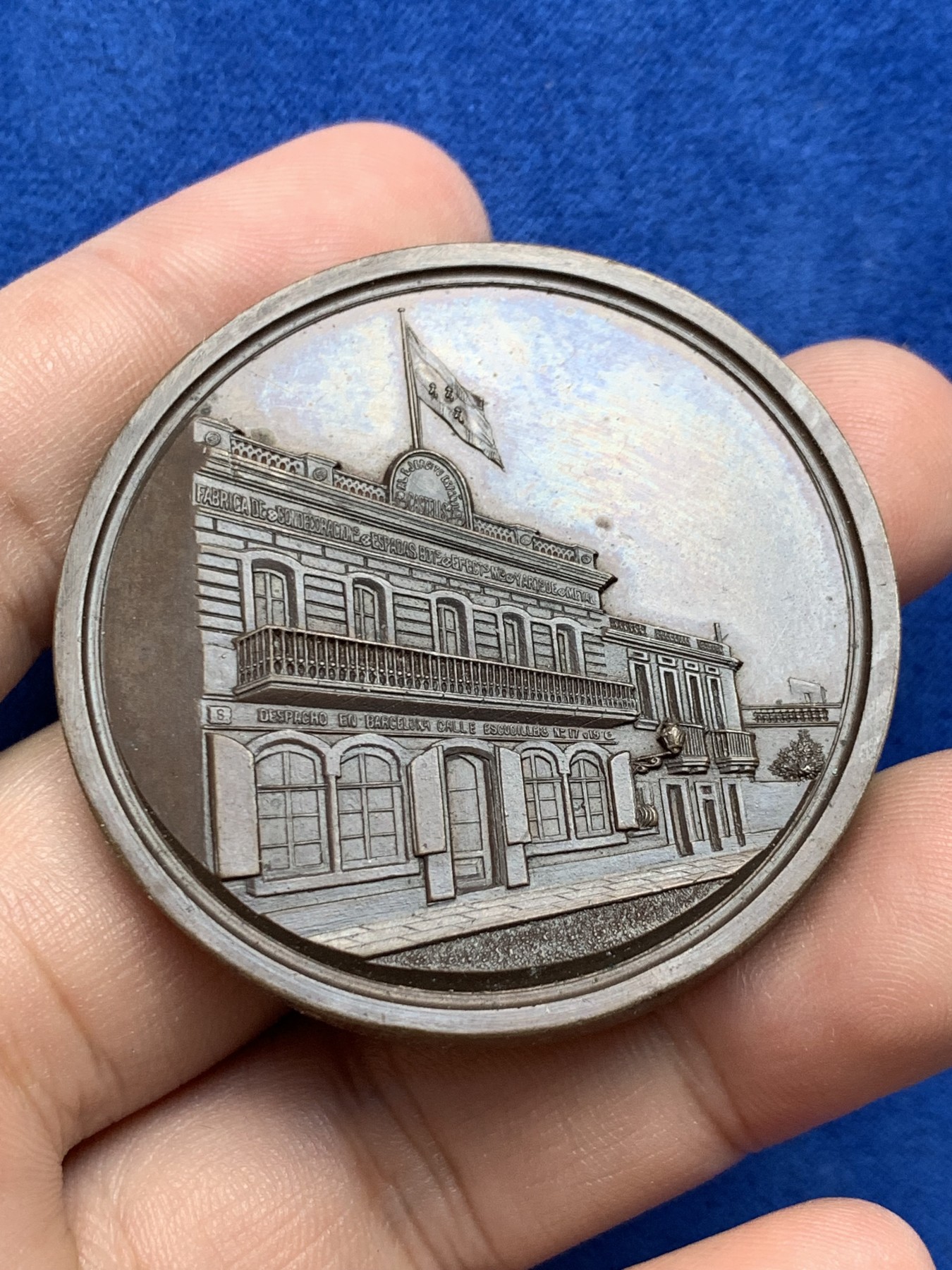 欢迎参加《竞宝斋》为国而庆 老张自藏专场 ，定制纪念章相赠 西班牙 1876年 格拉西亚纪念大铜章 高浮雕工艺 巧克力包浆 厚实手感好 51.6克 46.9mm