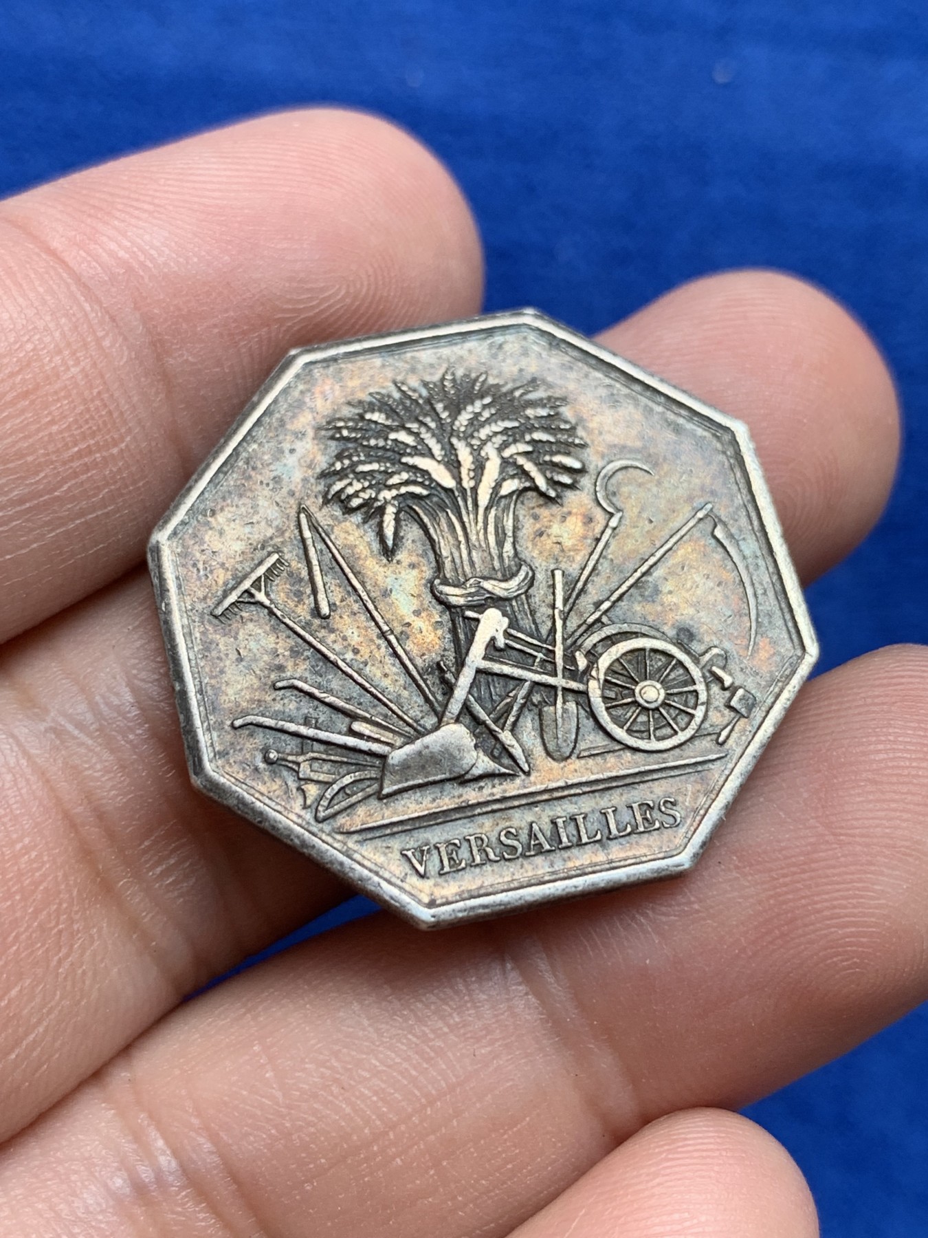 欢迎参加《竞宝斋》为国而庆 老张自藏专场 ，定制纪念章相赠 法国1845-1860农业部银质八角代币 10.7克 29mm 手指边铭 银标 早期品种