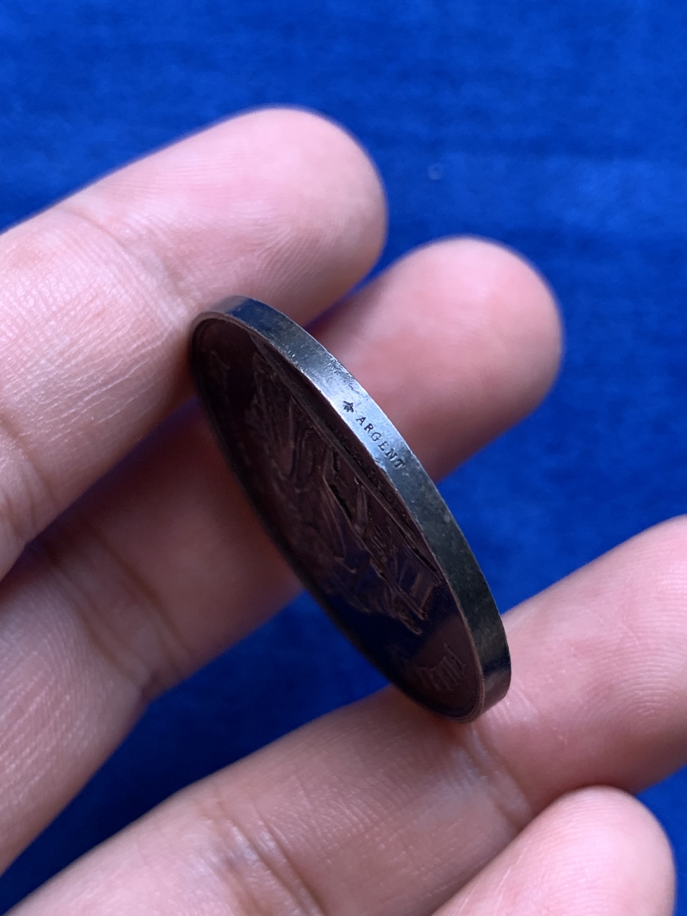 欢迎参加《竞宝斋》为国而庆 老张自藏专场 ，定制纪念章相赠 法国1860-1879银质婚章 33.5mm 15.8克 细节好 双面深黑包浆 带彩 蜜蜂边铭 银标