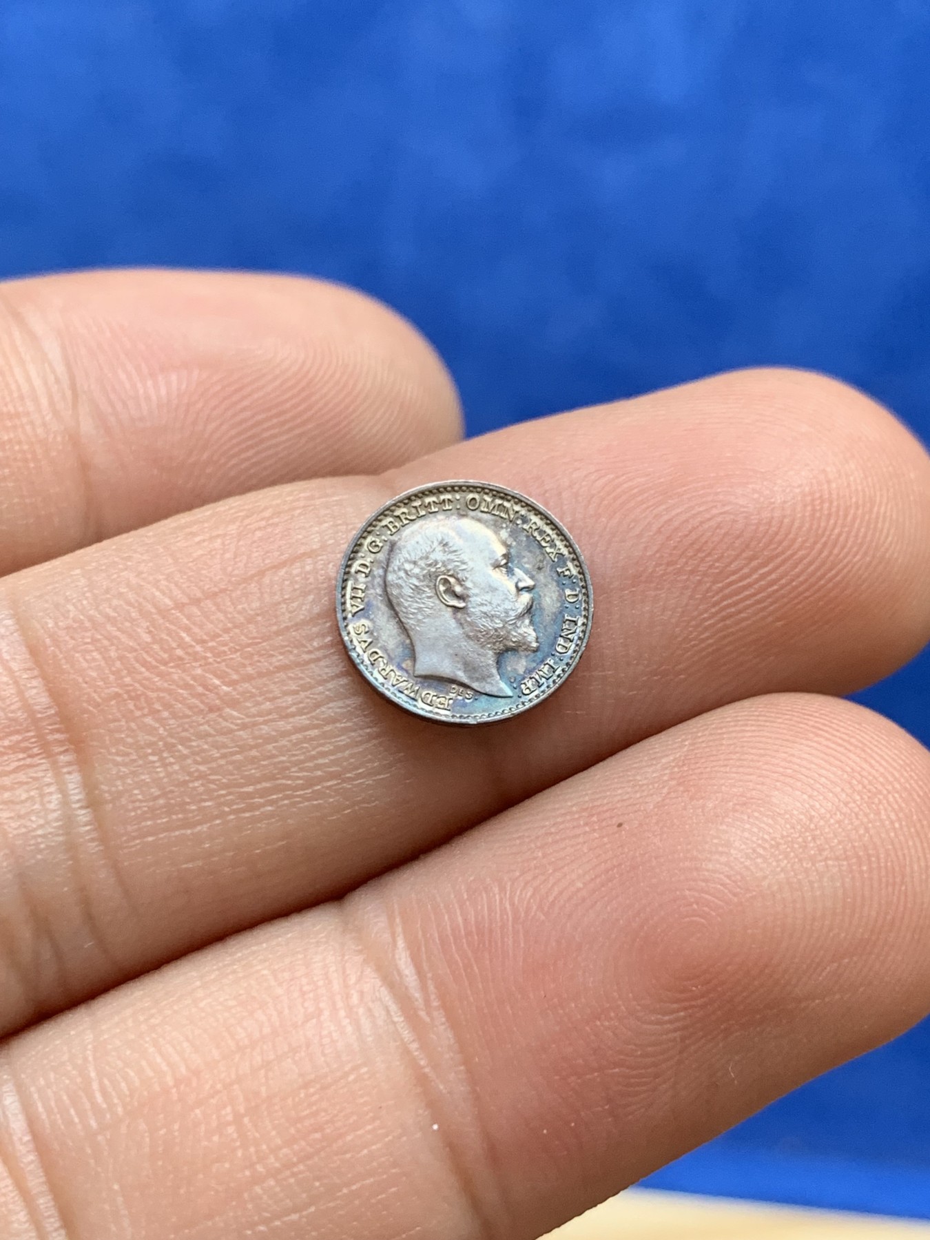 欢迎参加《竞宝斋》为国而庆 老张自藏专场 ，定制纪念章相赠 英国1902年爱七灌足节1便士银币 绚丽五彩包浆 可评级