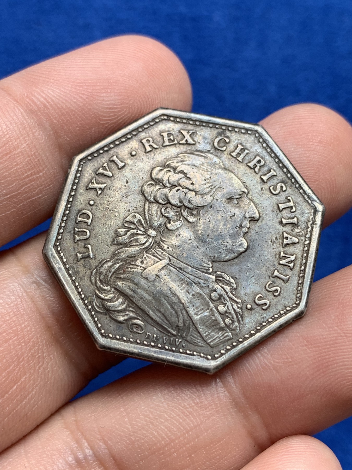 欢迎参加《竞宝斋》为国而庆 老张自藏专场 ，定制纪念章相赠 法国1780年路易十六神职人员和宗教大会银质八角代币 32.1mm 12.7克