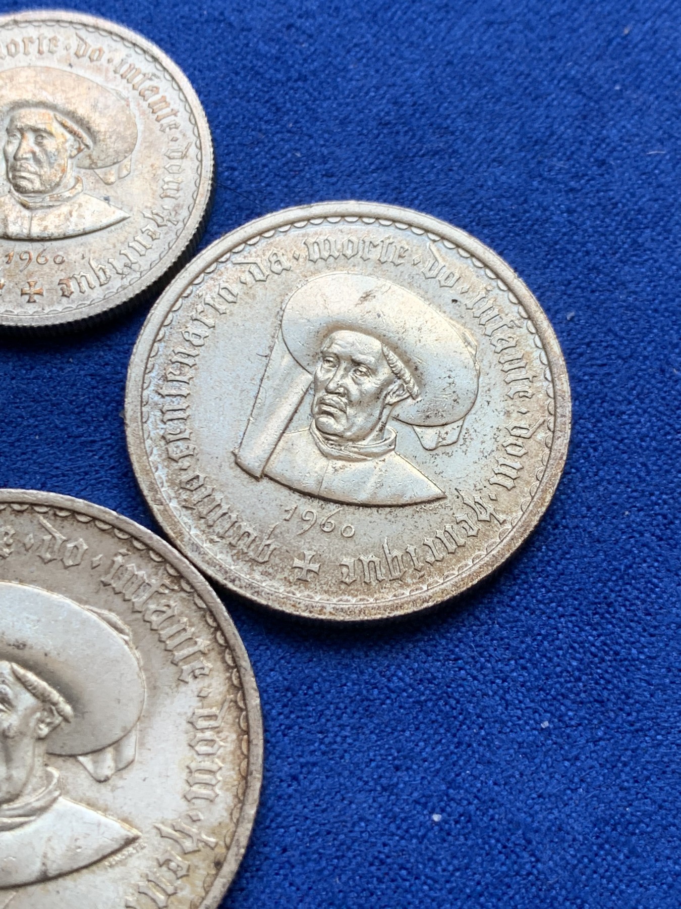 欢迎参加《竞宝斋》为国而庆 老张自藏专场 ，定制纪念章相赠 葡萄牙1960年5、10、20埃斯库多银币3枚一套 总重40.5克 未使用品