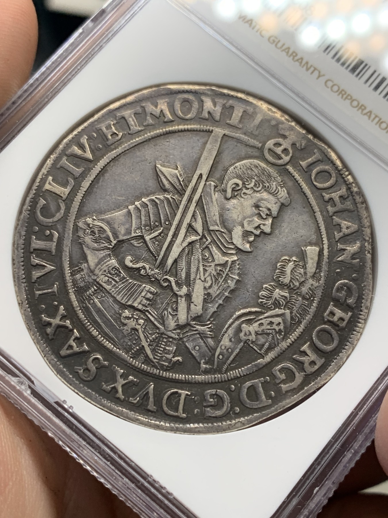 欢迎参加《竞宝斋》为国而庆 老张自藏专场 ，定制纪念章相赠 NGC XF40 德国 1624年 萨克森  武士泰勒 大银币 细节好 全深打 一见欢喜的状态