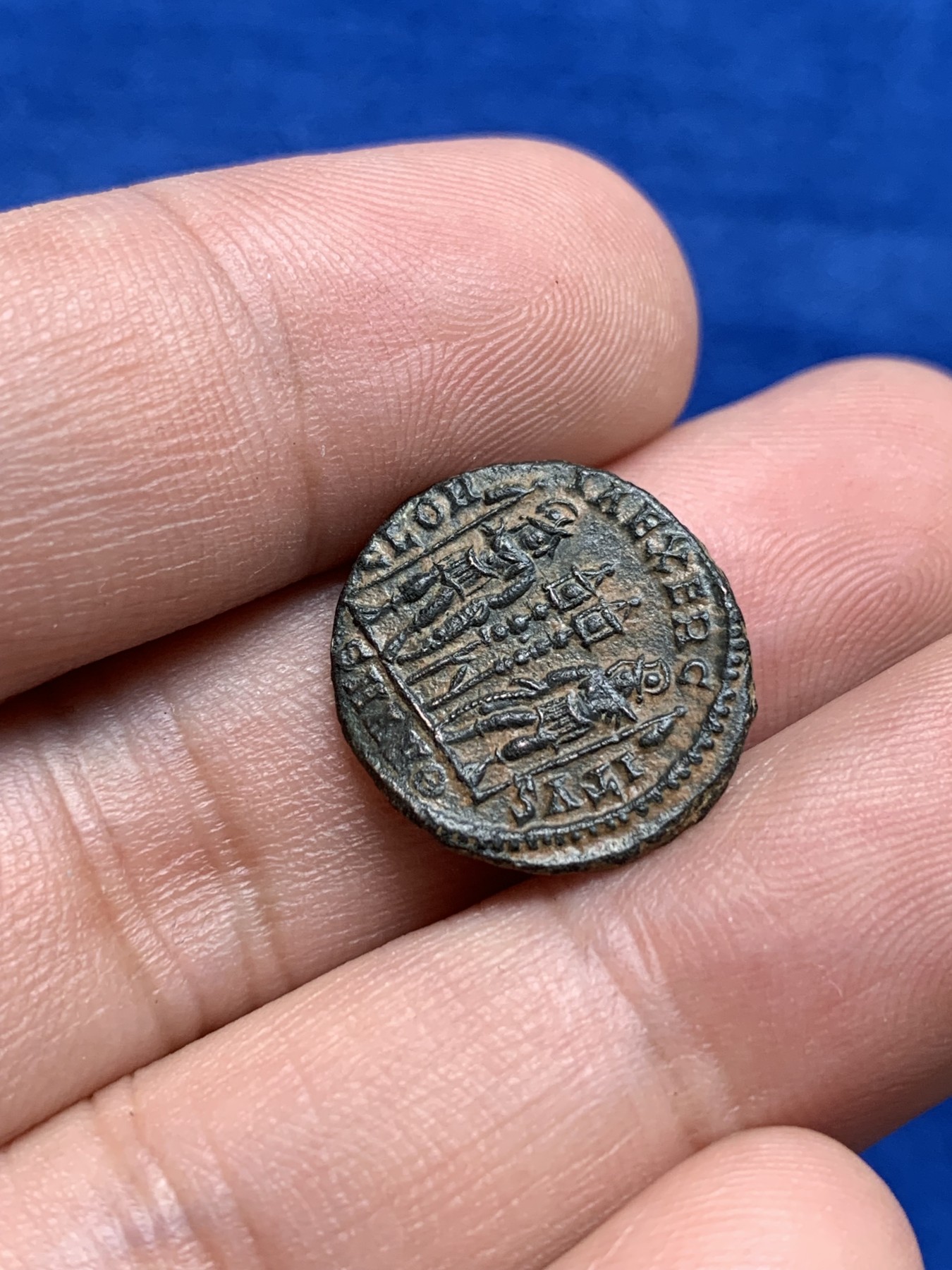 欢迎参加《竞宝斋》为国而庆 老张自藏专场 ，定制纪念章相赠 古罗马铜币 17.5mm 将近2000年前的工艺 细节非常好 背面人物无磨损