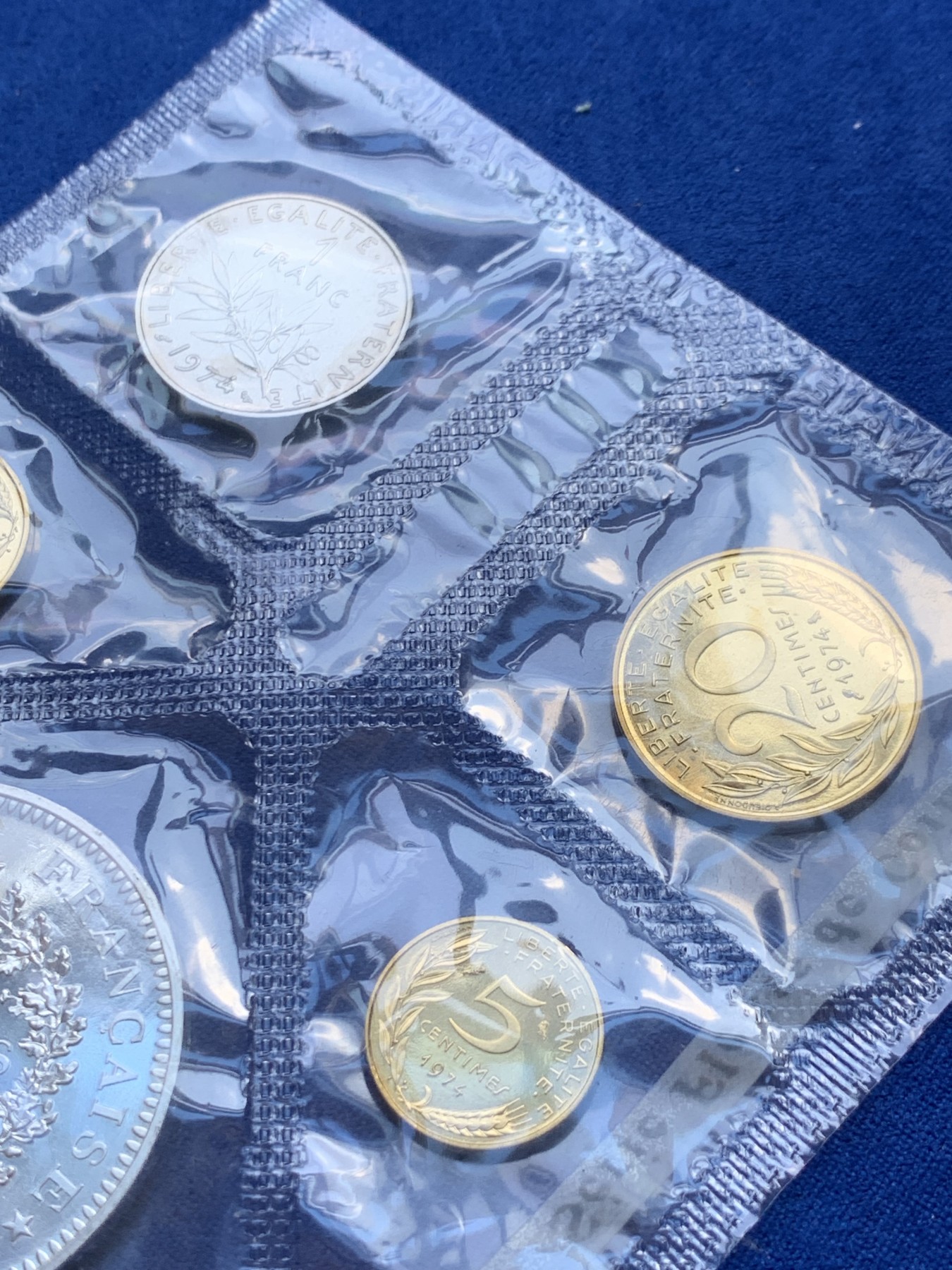 欢迎参加《竞宝斋》为国而庆 老张自藏专场 ，定制纪念章相赠 法国1974年 九枚套 大力神50法郎套币 造币厂封装状态一流