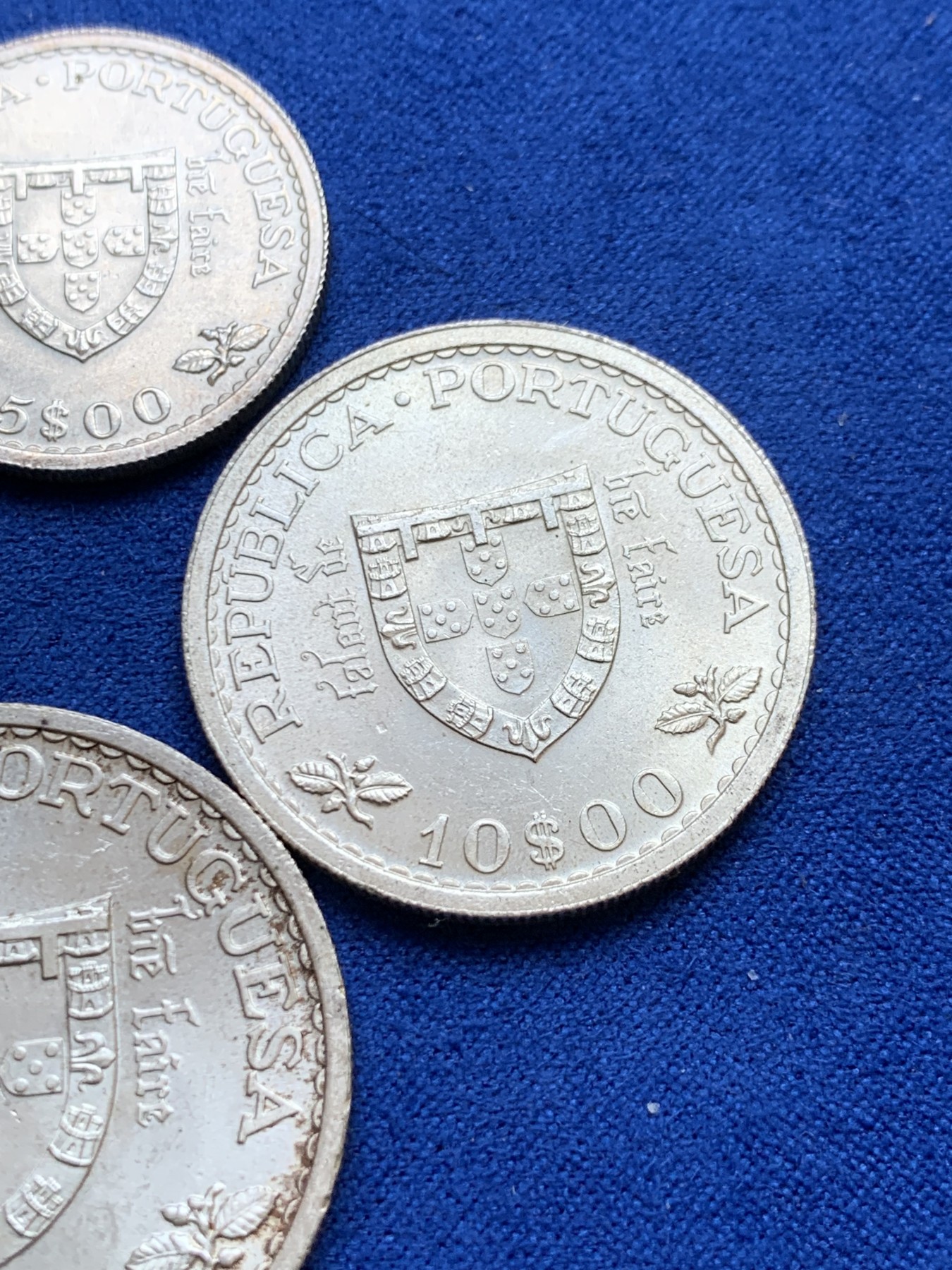 欢迎参加《竞宝斋》为国而庆 老张自藏专场 ，定制纪念章相赠 葡萄牙1960年5、10、20埃斯库多银币3枚一套 总重40.5克 未使用品