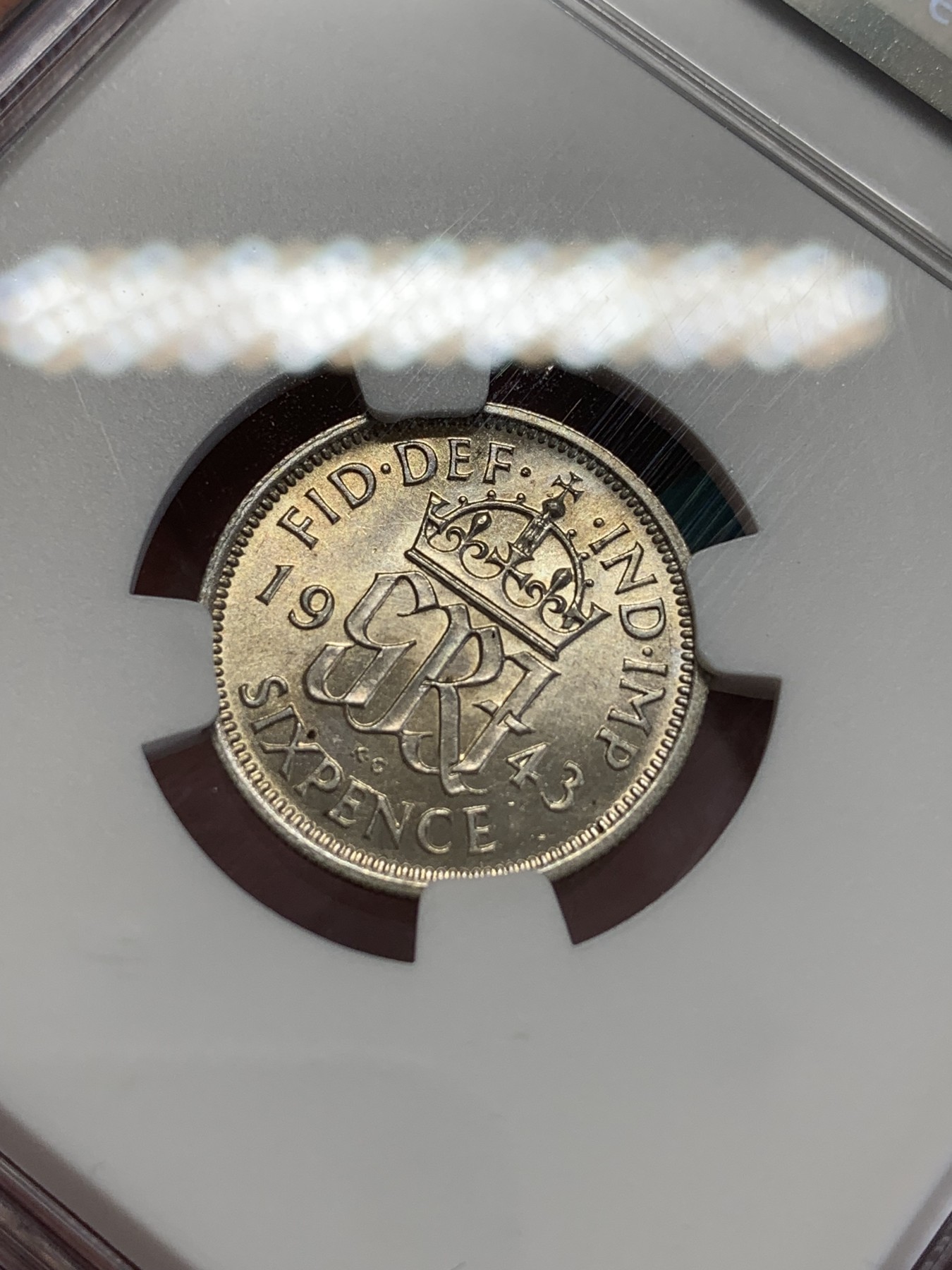 欢迎参加《竞宝斋》为国而庆 老张自藏专场 ，定制纪念章相赠 NGC MS62 英国 1943 乔治六世 6便士 银币 普通品种 不平常的状态