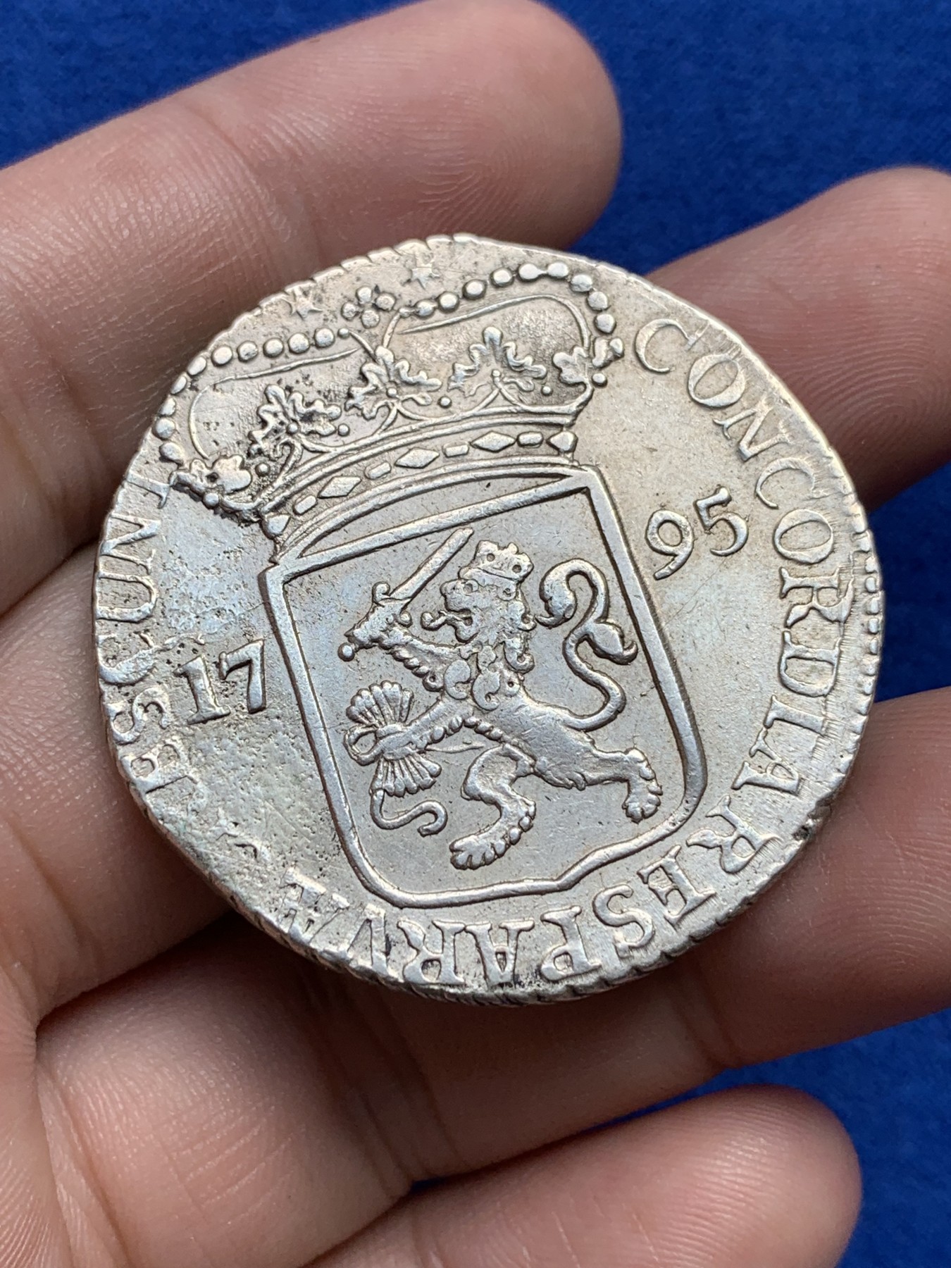 欢迎参加《竞宝斋》为国而庆 老张自藏专场 ，定制纪念章相赠 荷兰泽兰省1795年男武士1杜卡特大银币 全身打 细节见图 28.8克