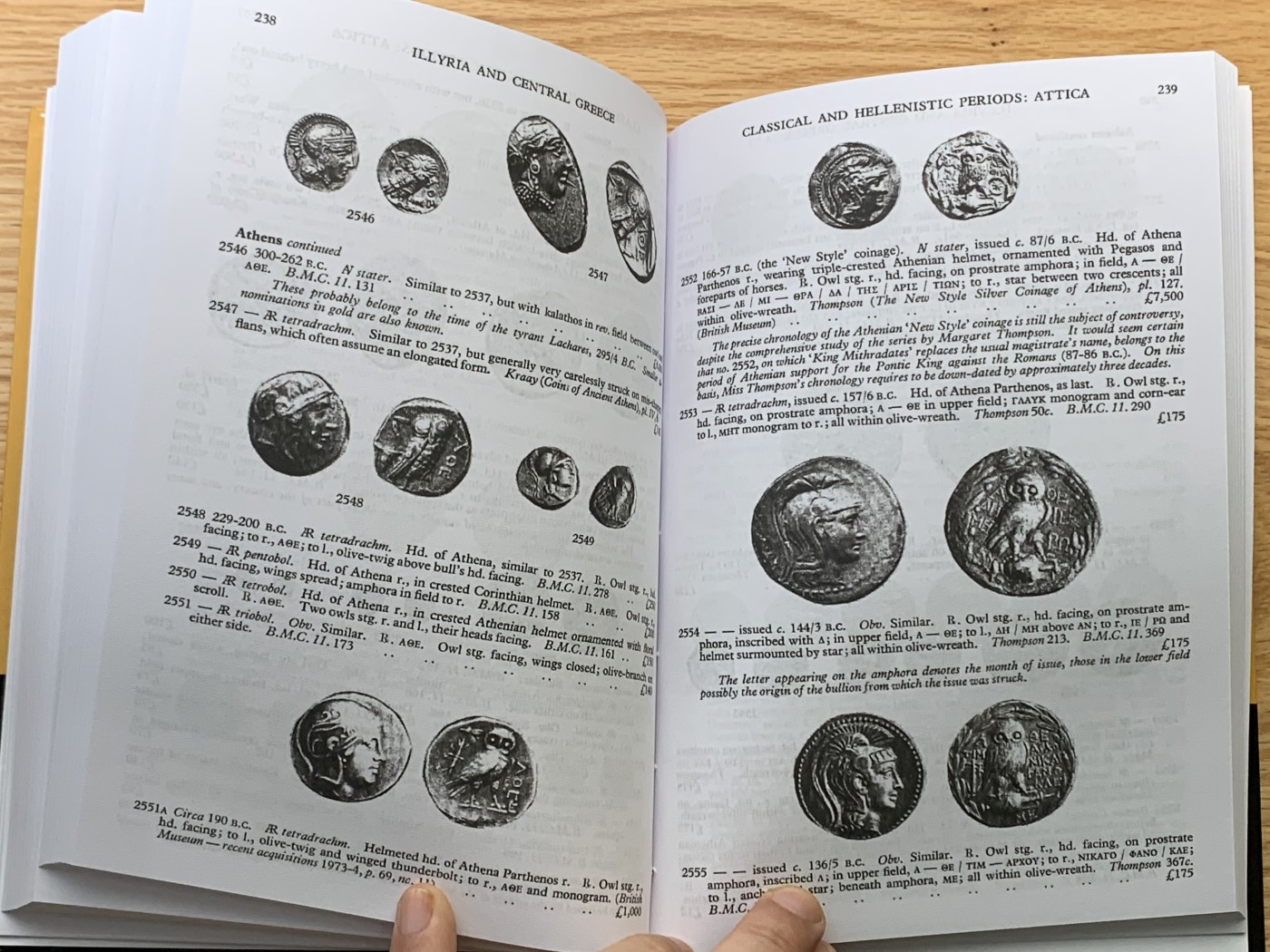 欢迎参加《竞宝斋》为国而庆 老张自藏专场 ，定制纪念章相赠 非原版 古希腊钱币目录 315页 0.6公斤 精装 多本随机发