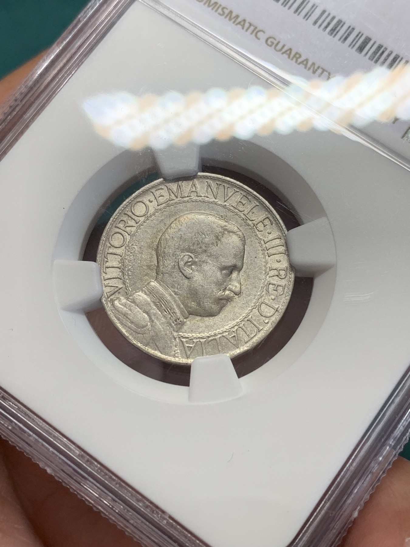 欢迎参加《竞宝斋》为国而庆 老张自藏专场 ，定制纪念章相赠 NGC XF 意大利 1913年 圈版 1里拉 马车银币 随缘