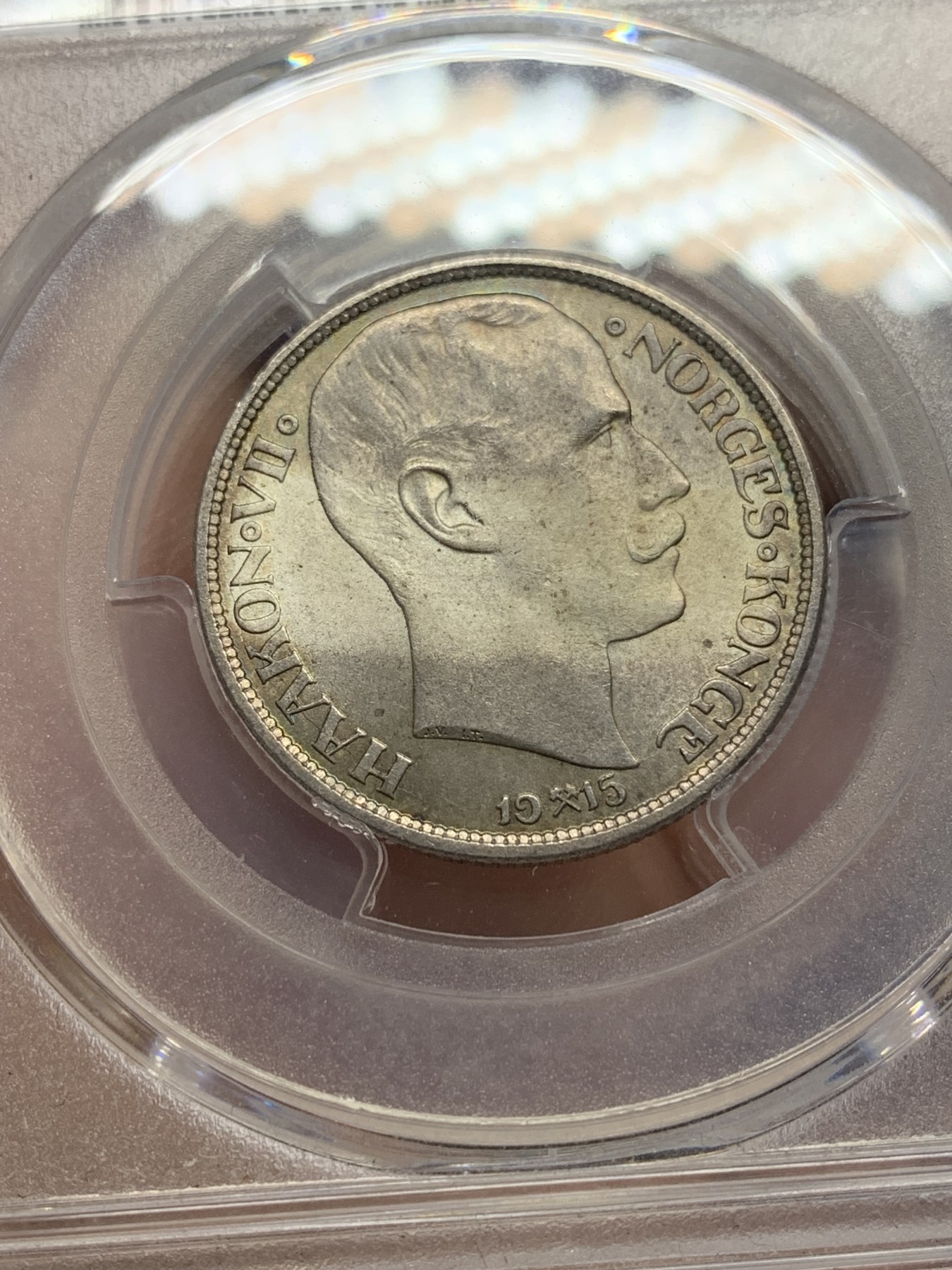 欢迎参加《竞宝斋》为国而庆 老张自藏专场 ，定制纪念章相赠 PCGS UNC 挪威 1915年 1克朗银币 双面五彩 低地国家 高价品种 XF裸币成交170美元 好多年了懒得重评