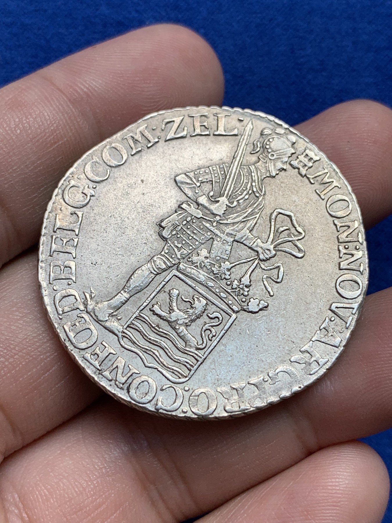 欢迎参加《竞宝斋》为国而庆 老张自藏专场 ，定制纪念章相赠 荷兰泽兰省1795年男武士1杜卡特大银币 全身打 细节见图 28.8克