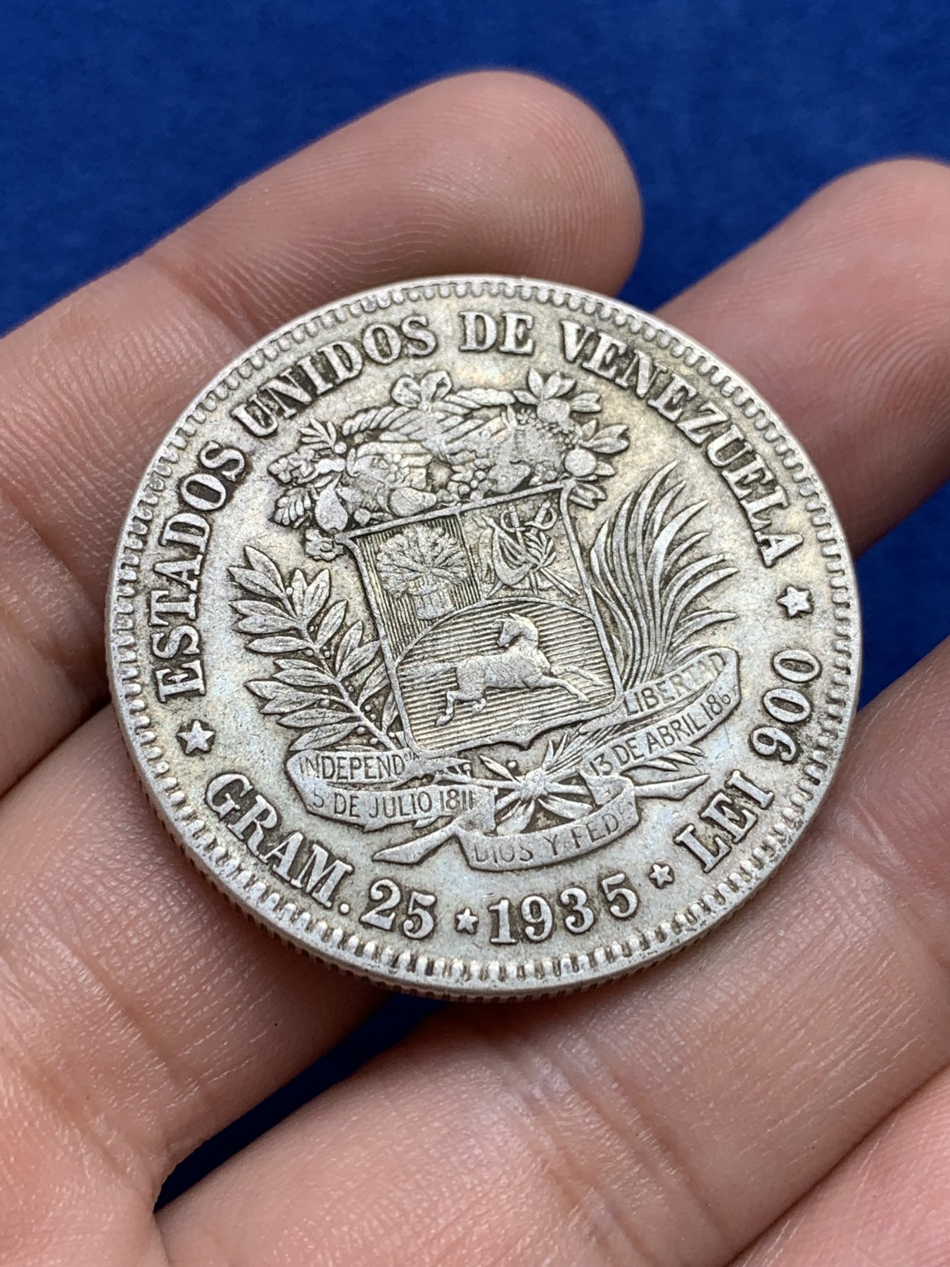 欢迎参加《竞宝斋》为国而庆 老张自藏专场 ，定制纪念章相赠 委内瑞拉1935年5玻利瓦尔大银币 900银 25克 严重低估的品种 状态非常好