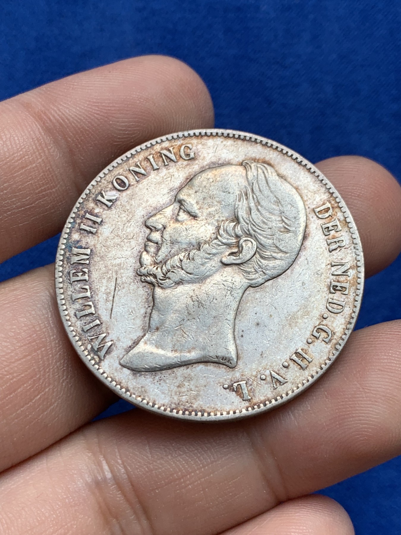 欢迎参加《竞宝斋》为国而庆 老张自藏专场 ，定制纪念章相赠 荷兰 1848年 长脖子 2.5盾大银币 945高银品种 细节好 这个带包浆的很不容易 可能和成分有关