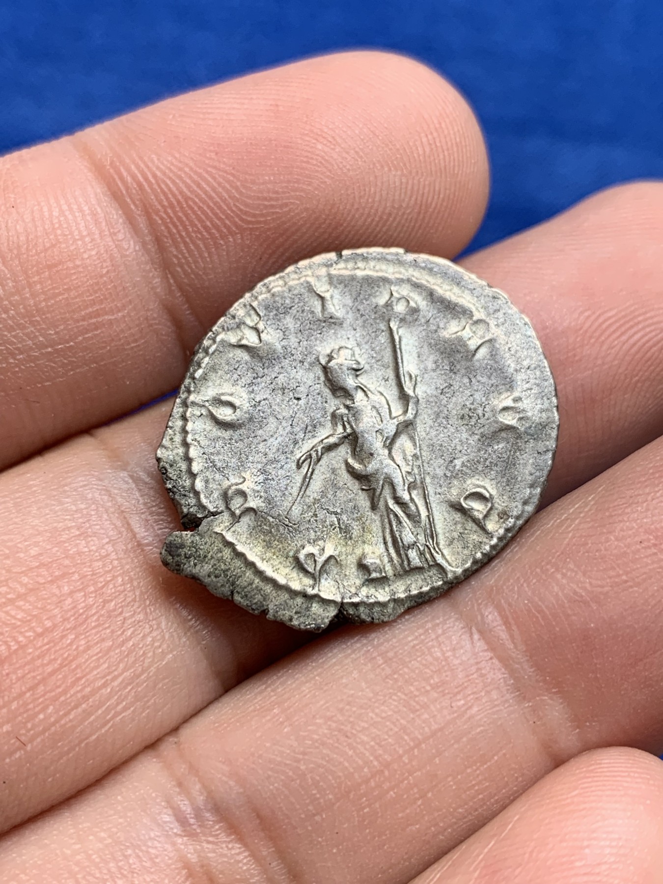 欢迎参加《竞宝斋》为国而庆 老张自藏专场 ，定制纪念章相赠 古罗马银币 4.4克 26*22.5mm 打制居中 细节好 原味的包浆 重量也很重 难得