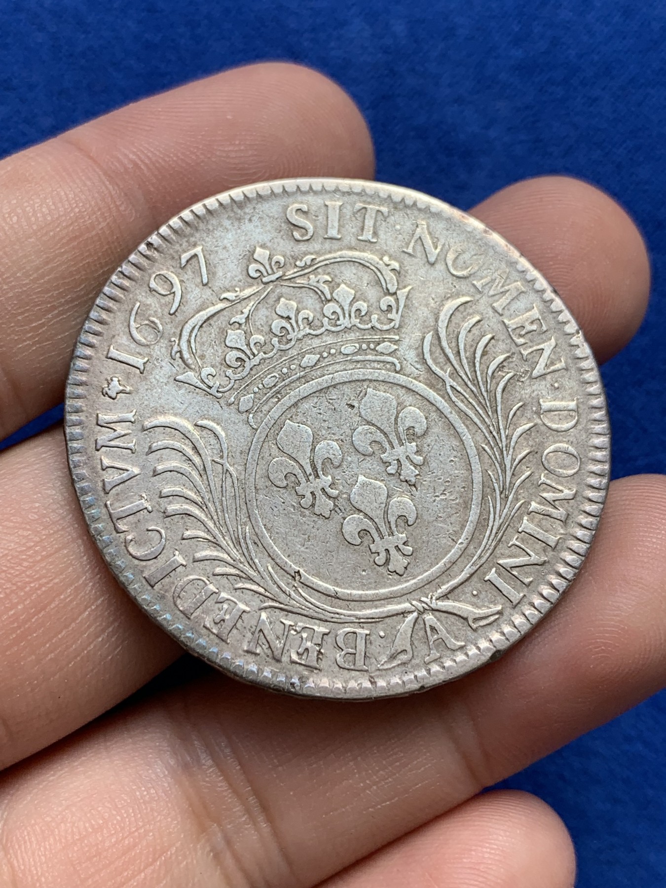 欢迎参加《竞宝斋》为国而庆 老张自藏专场 ，定制纪念章相赠 法国 1697年 路易十四太阳王 1埃居大银币 发质清晰 原味包浆非常难得