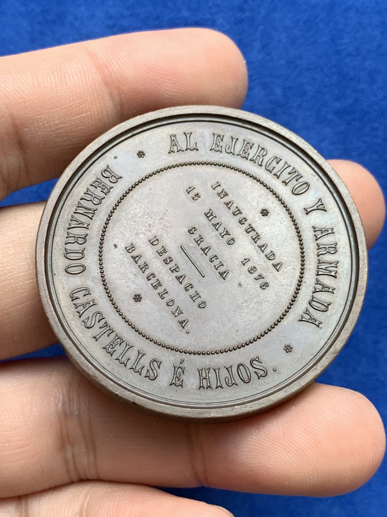 欢迎参加《竞宝斋》为国而庆 老张自藏专场 ，定制纪念章相赠 西班牙 1876年 格拉西亚纪念大铜章 高浮雕工艺 巧克力包浆 厚实手感好 51.6克 46.9mm