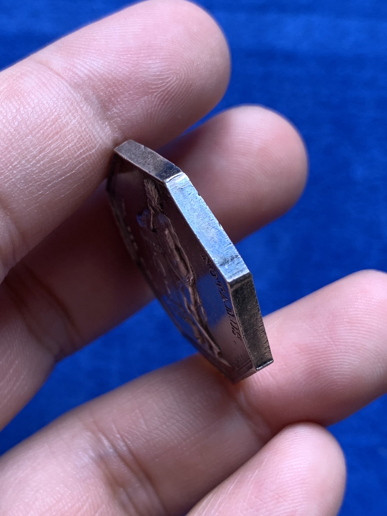 欢迎参加《竞宝斋》为国而庆 老张自藏专场 ，定制纪念章相赠 法国查理十世奥尔良地区公证人银质八角代币，沉默之神塔喀特，16g，30.6mm，早期无边铭 细节不错