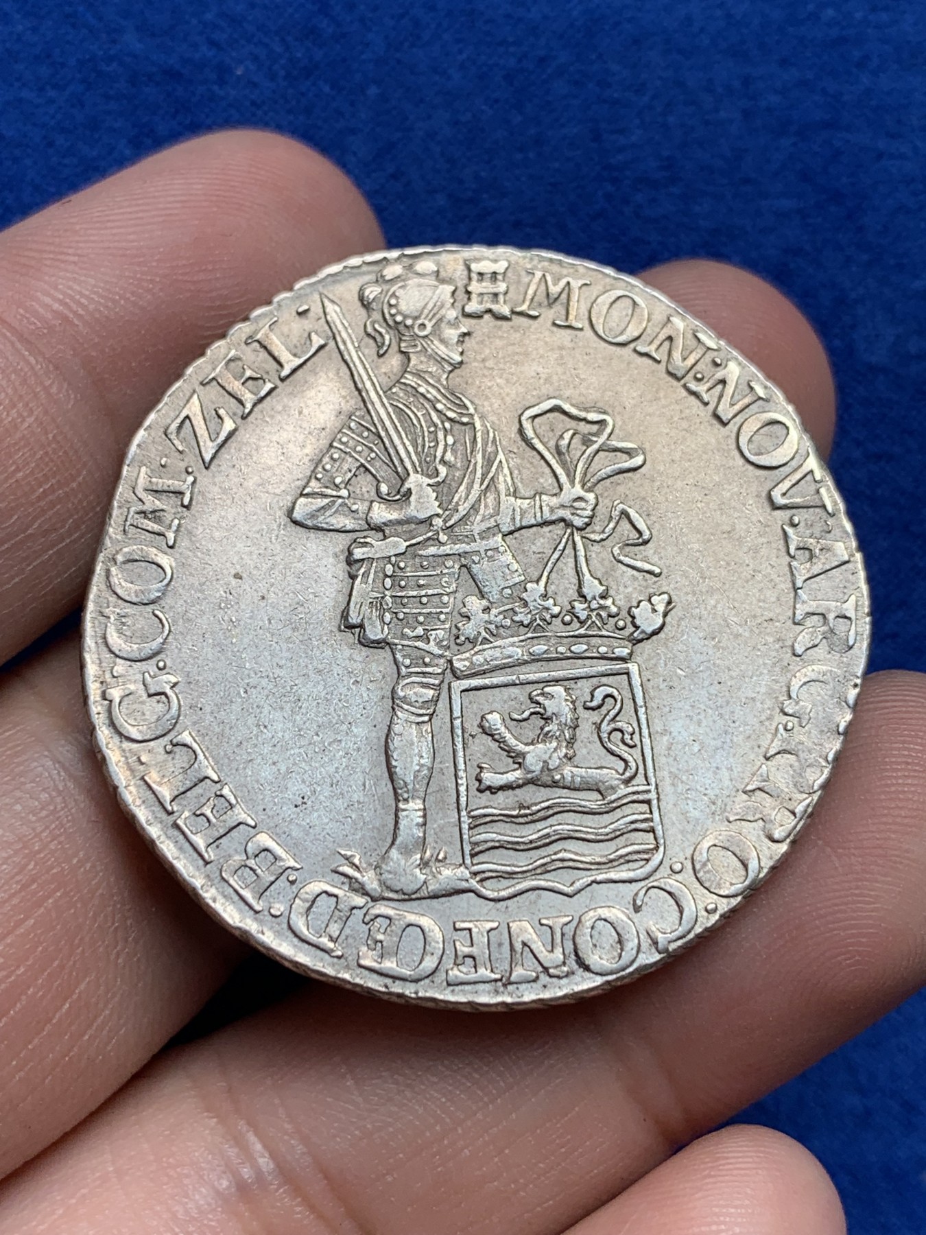 欢迎参加《竞宝斋》为国而庆 老张自藏专场 ，定制纪念章相赠 荷兰泽兰省1795年男武士1杜卡特大银币 全身打 细节见图 28.8克