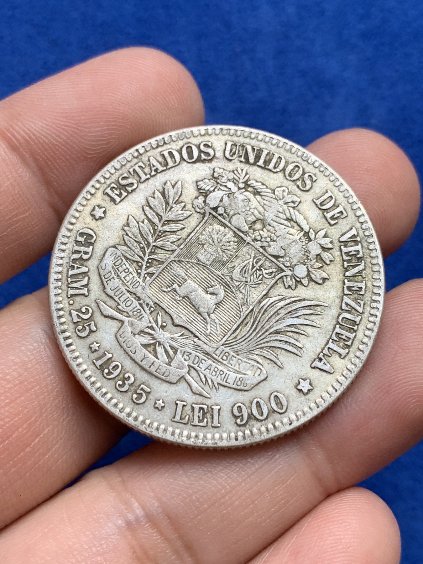 欢迎参加《竞宝斋》为国而庆 老张自藏专场 ，定制纪念章相赠 委内瑞拉1935年5玻利瓦尔大银币 900银 25克 严重低估的品种 状态非常好