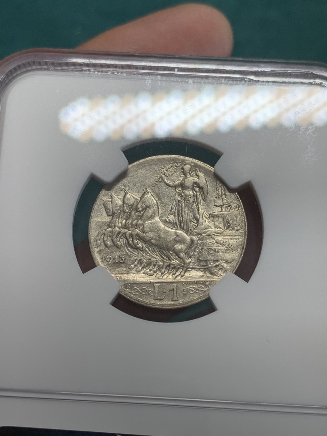 欢迎参加《竞宝斋》为国而庆 老张自藏专场 ，定制纪念章相赠 NGC XF 意大利 1913年 圈版 1里拉 马车银币 随缘