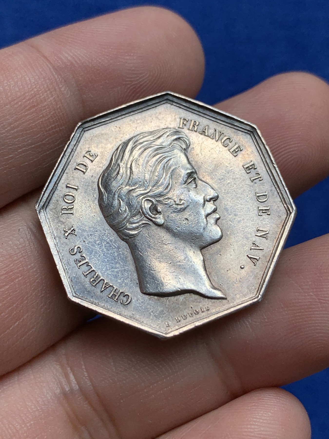 欢迎参加《竞宝斋》为国而庆 老张自藏专场 ，定制纪念章相赠 法国查理十世奥尔良地区公证人银质八角代币，沉默之神塔喀特，16g，30.6mm，早期无边铭 细节不错