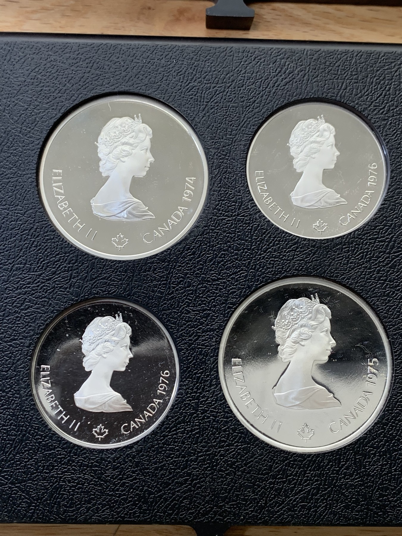 欢迎参加《竞宝斋》为国而庆 老张自藏专场 ，定制纪念章相赠 加拿大 1976年 蒙特利尔奥运会 精制版28枚大全套带原盒证书 24.3克14枚，48.6克14枚1.02公斤 带抽屉木盒 所见唯一