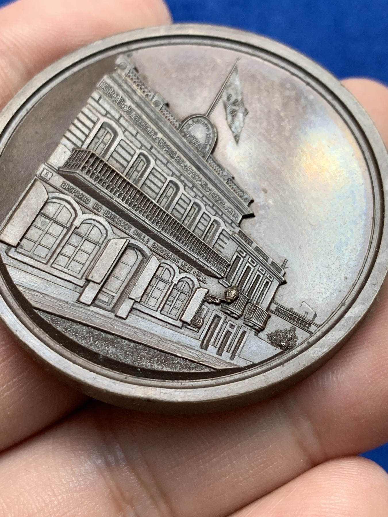 欢迎参加《竞宝斋》为国而庆 老张自藏专场 ，定制纪念章相赠 西班牙 1876年 格拉西亚纪念大铜章 高浮雕工艺 巧克力包浆 厚实手感好 51.6克 46.9mm