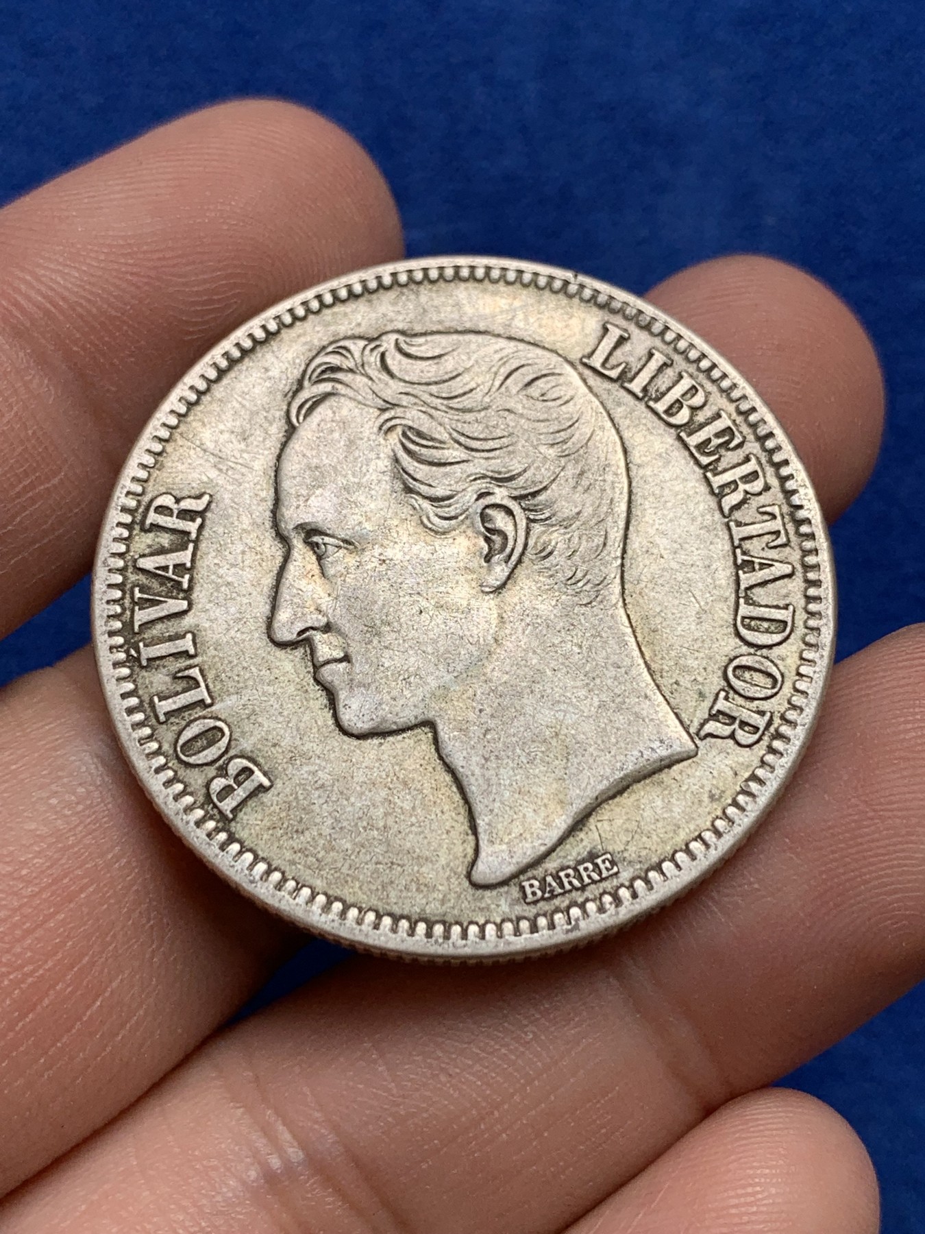 欢迎参加《竞宝斋》为国而庆 老张自藏专场 ，定制纪念章相赠 委内瑞拉1935年5玻利瓦尔大银币 900银 25克 严重低估的品种 状态非常好