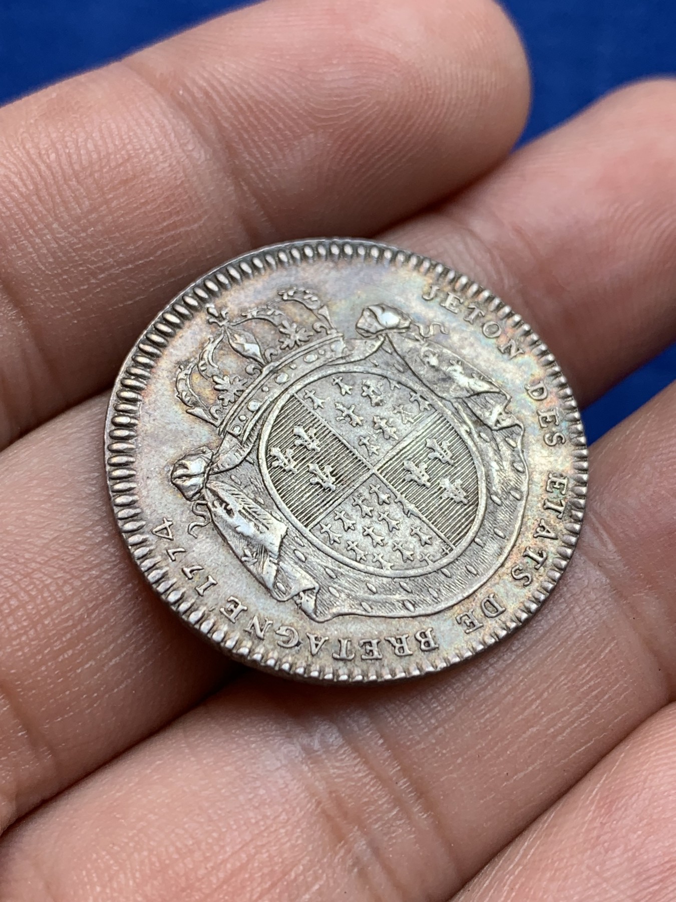 欢迎参加《竞宝斋》为国而庆 老张自藏专场 ，定制纪念章相赠 法国1774年路易十六银质代币 28.5mm 6.5克 年轻版头像