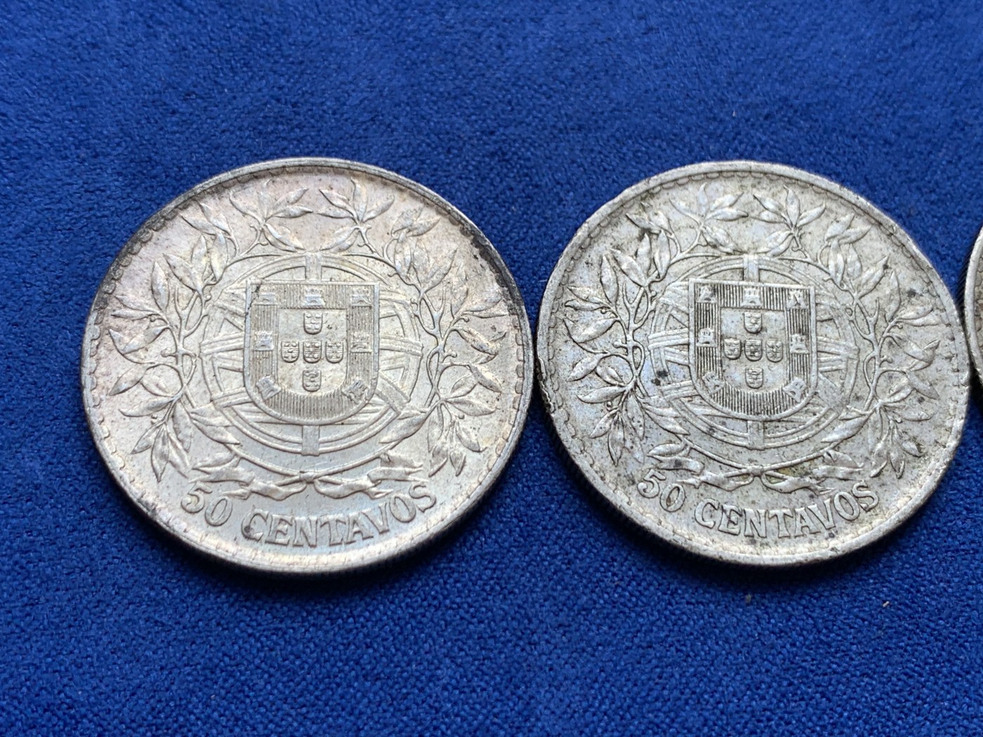 欢迎参加《竞宝斋》为国而庆 老张自藏专场 ，定制纪念章相赠 葡萄牙 女神 1912-14年 50分银币(半元型) 3枚一组 自然原味