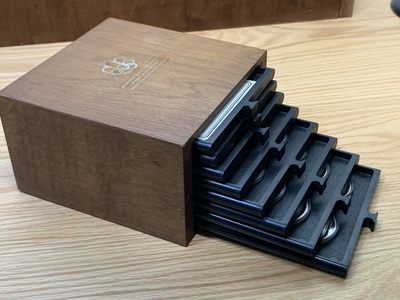 欢迎参加《竞宝斋》为国而庆 老张自藏专场 ，定制纪念章相赠 - 加拿大 1976年 蒙特利尔奥运会 精制版28枚大全套带原盒证书 24.3克14枚，48.6克14枚1.02公斤 带抽屉木盒 所见唯一