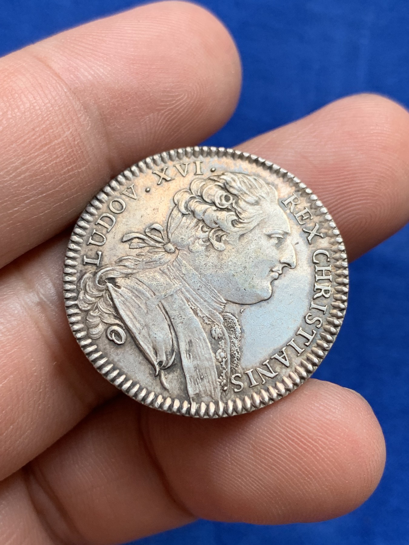 欢迎参加《竞宝斋》为国而庆 老张自藏专场 ，定制纪念章相赠 法国1780年路易十六银质代币 28.8mm 5.86克 包浆底板都很漂亮