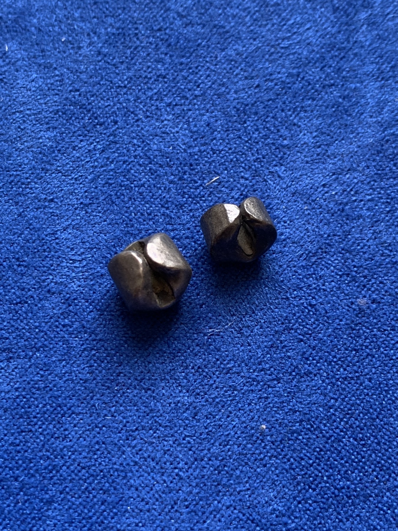 欢迎参加《竞宝斋》为国而庆 老张自藏专场 ，定制纪念章相赠 2枚一组 泰国暹罗时期屁股银 单枚重量1.7克 少见品种